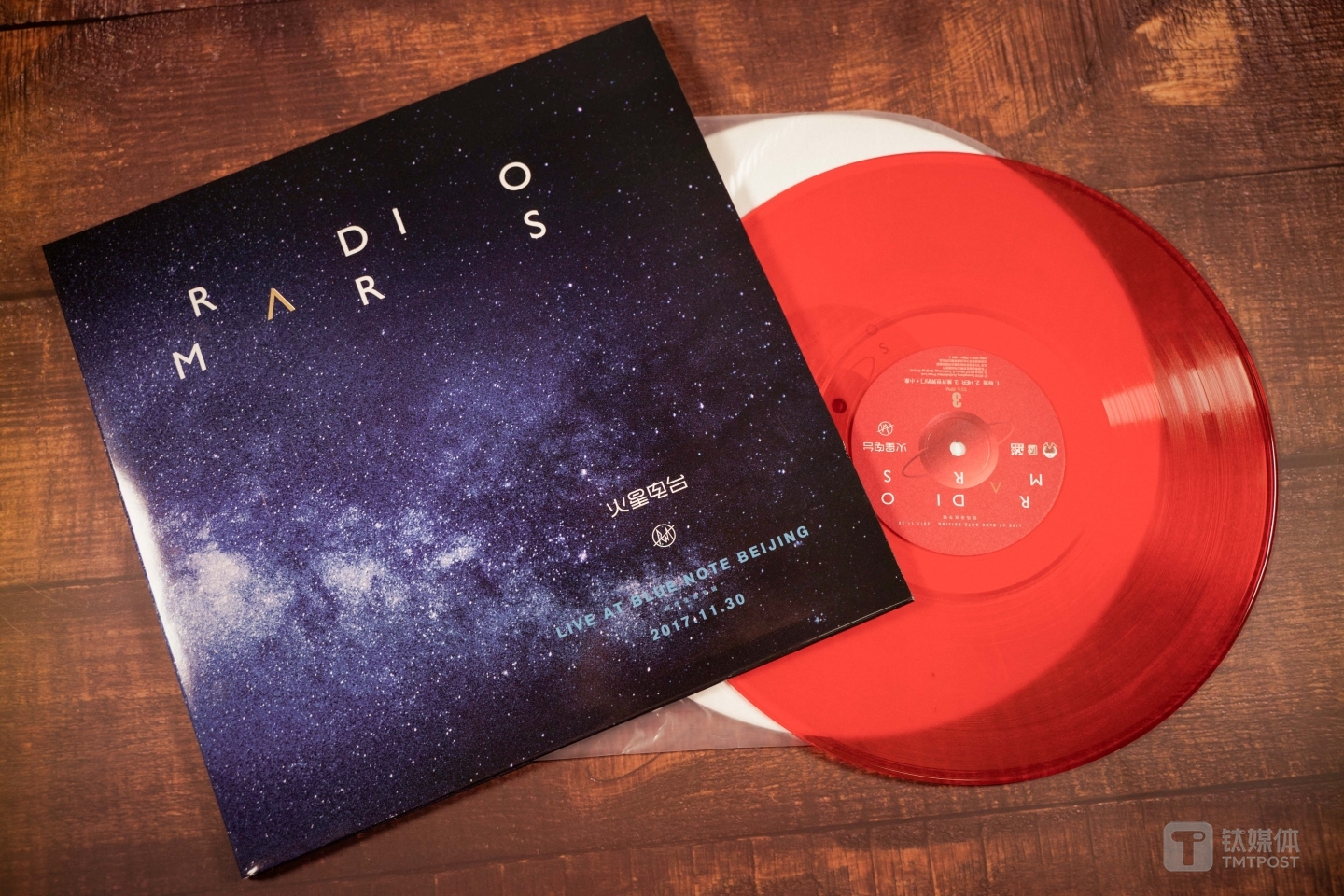 随机附赠了两张专辑