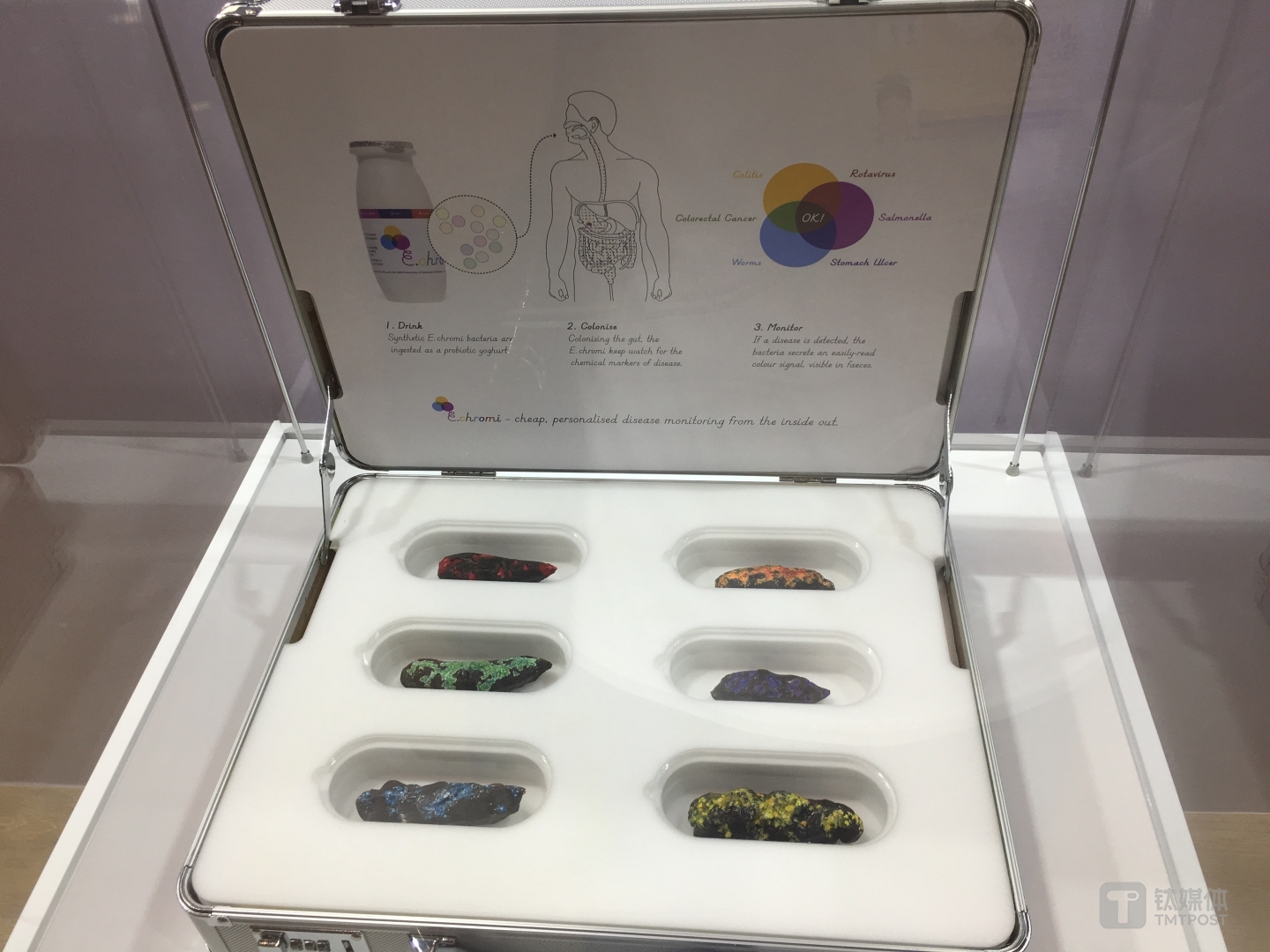 通过喝下特质的乳酸菌饮料，随后排泄出的五颜六色的大便，可以告知你是否感染了某些疾病。