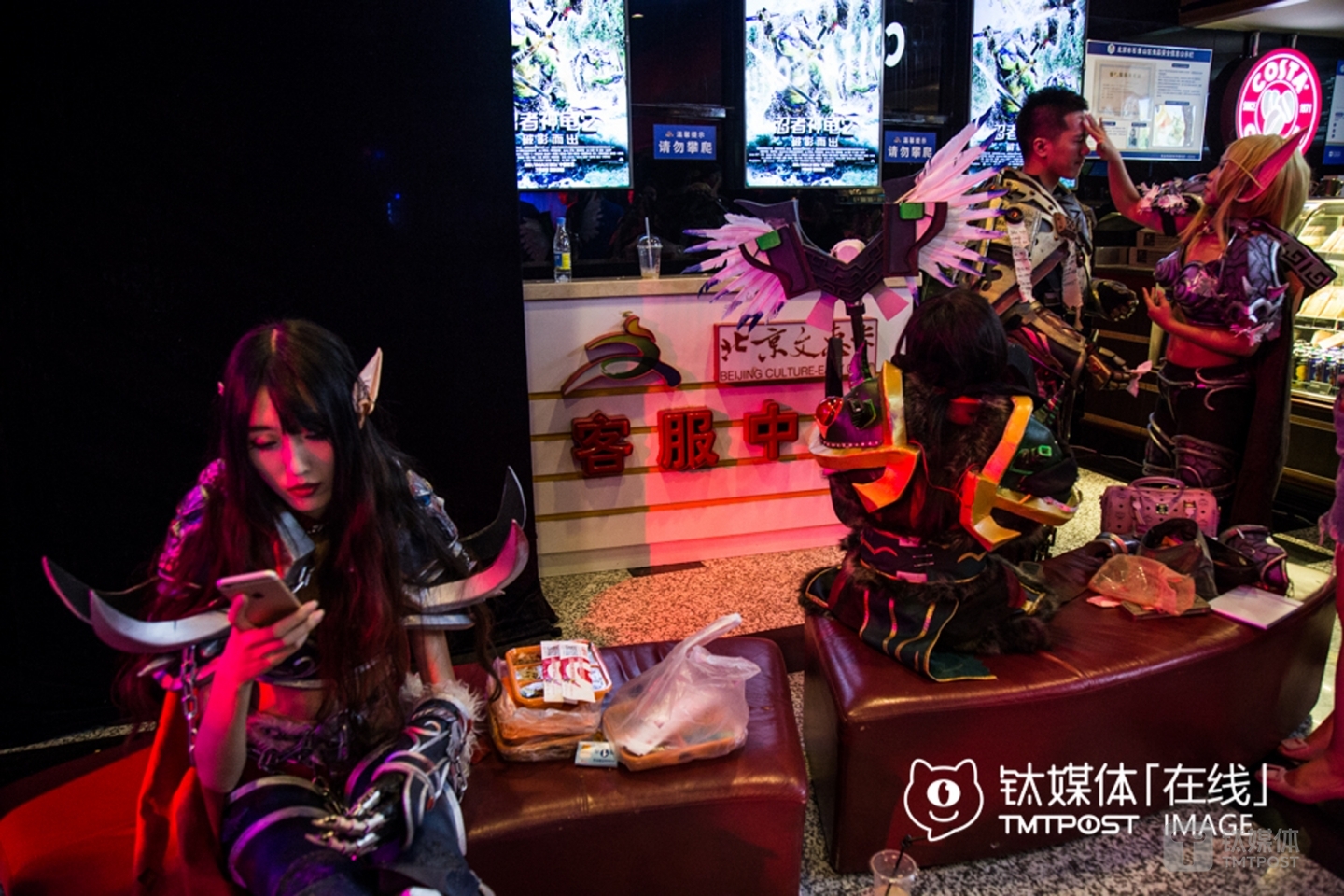 Before the show, they grabbed a lunch in the hall of Wanda Film Theatre. To ensure the quality of their “weapons and dresses”, they would spend 3-4 thousand RMB purchasing these stuffs, so they often made up themselves to lower cost.