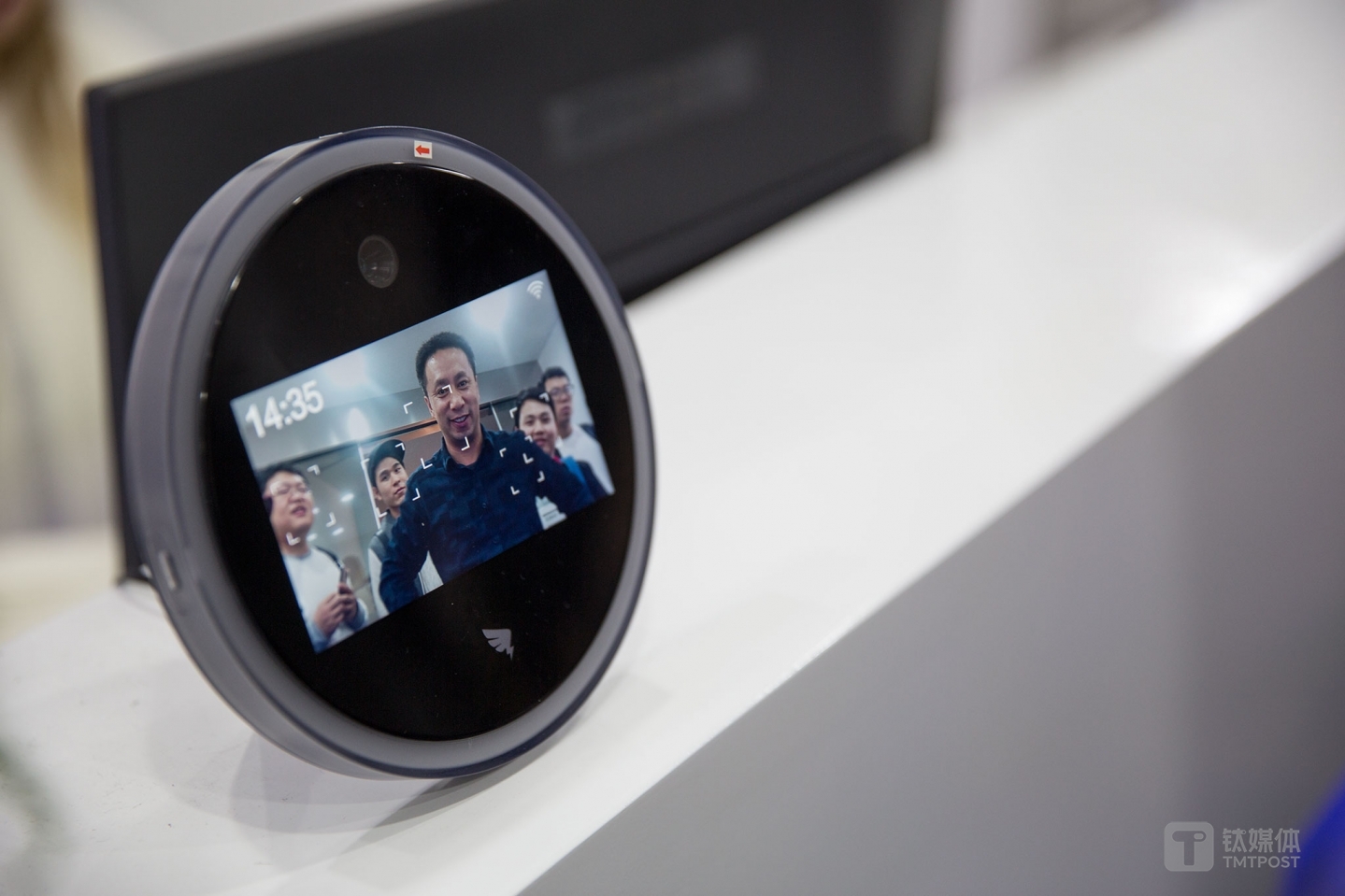 釘釘智能前臺 M2可以支持最多5人的人臉識別簽到功能