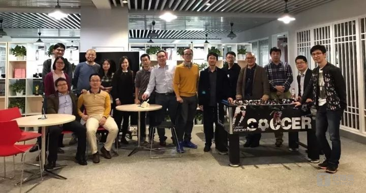 一呼百应董事长戴森（右四）携团队骨干探访数澜科技团队