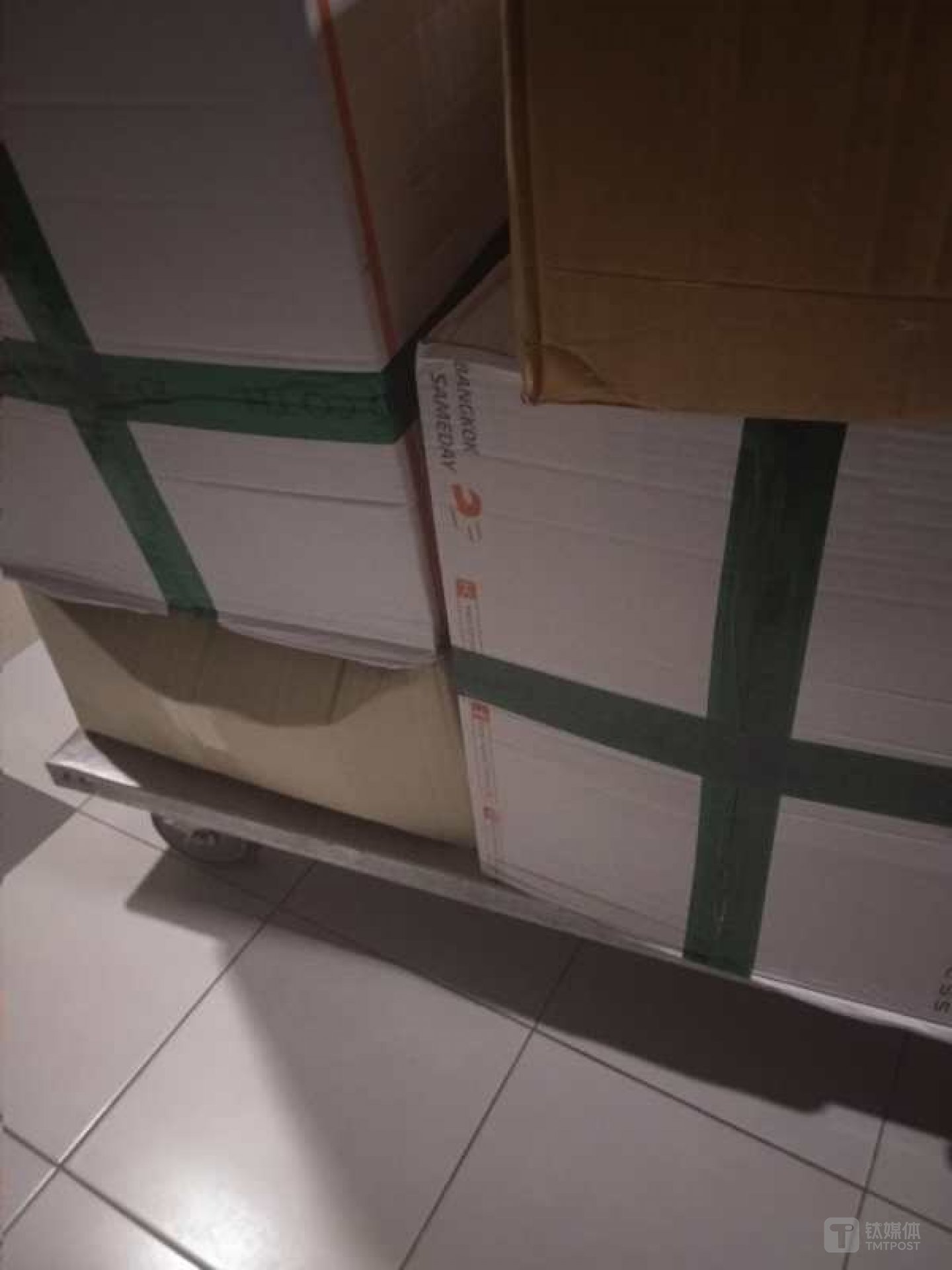 JD Central自营物流外包装出现了第三方物流标识