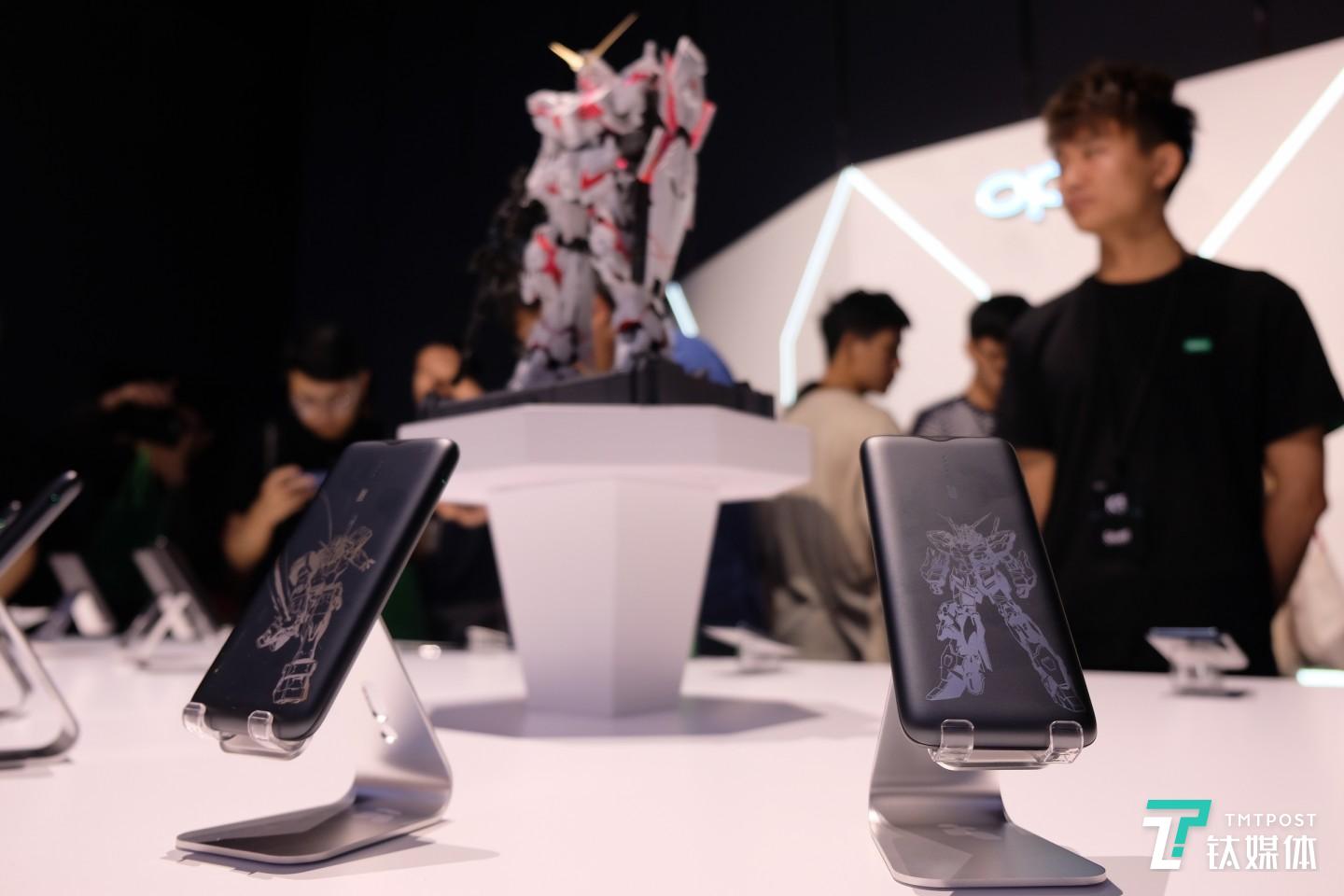 高达联名款移动电源