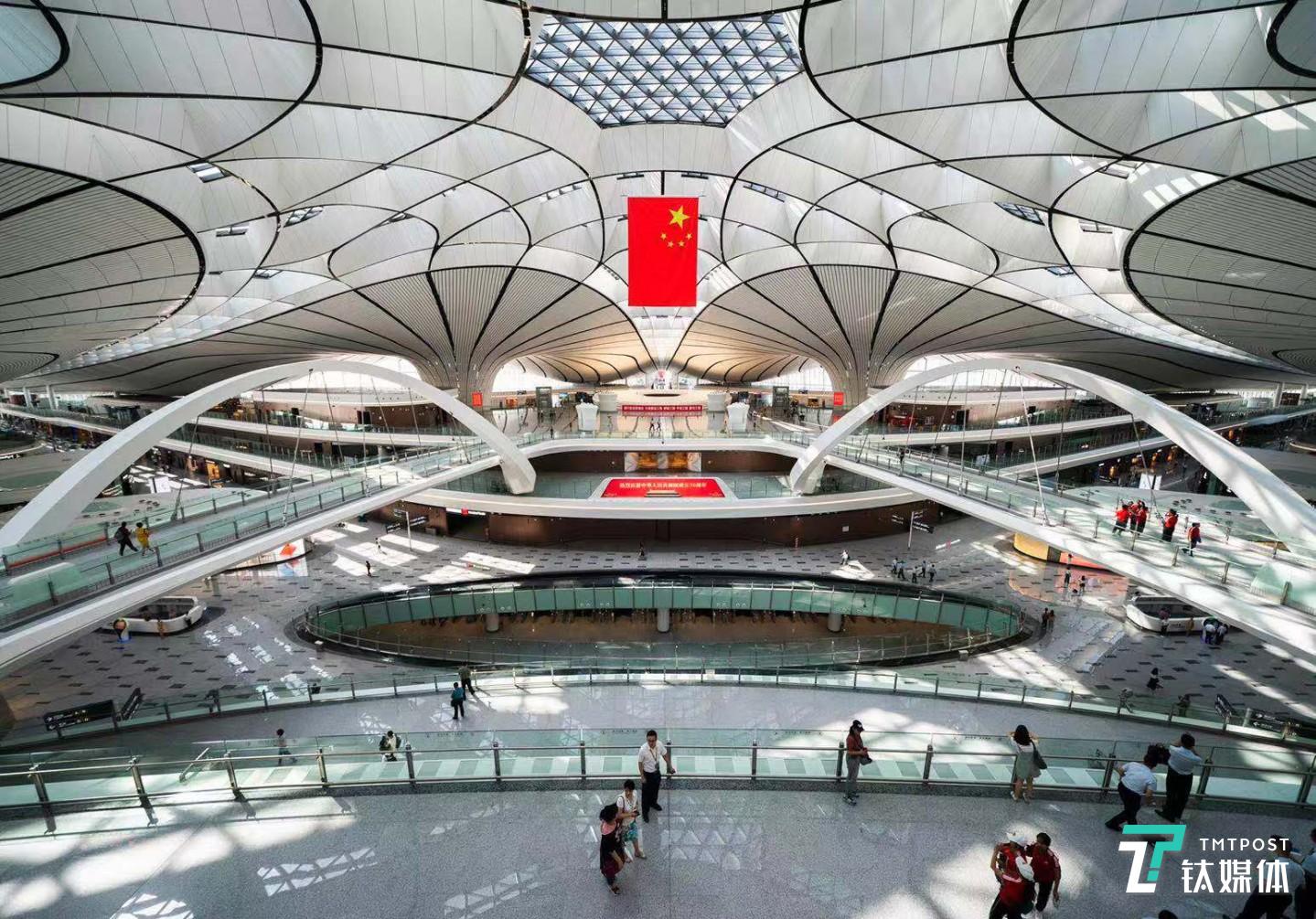 9月25日，北京大兴国际机场正式投入运营。该机场2014年12月动工，拥有机位268个，共开通国内外航线119条，是目前世界上最大机场。（图/视觉中国）
