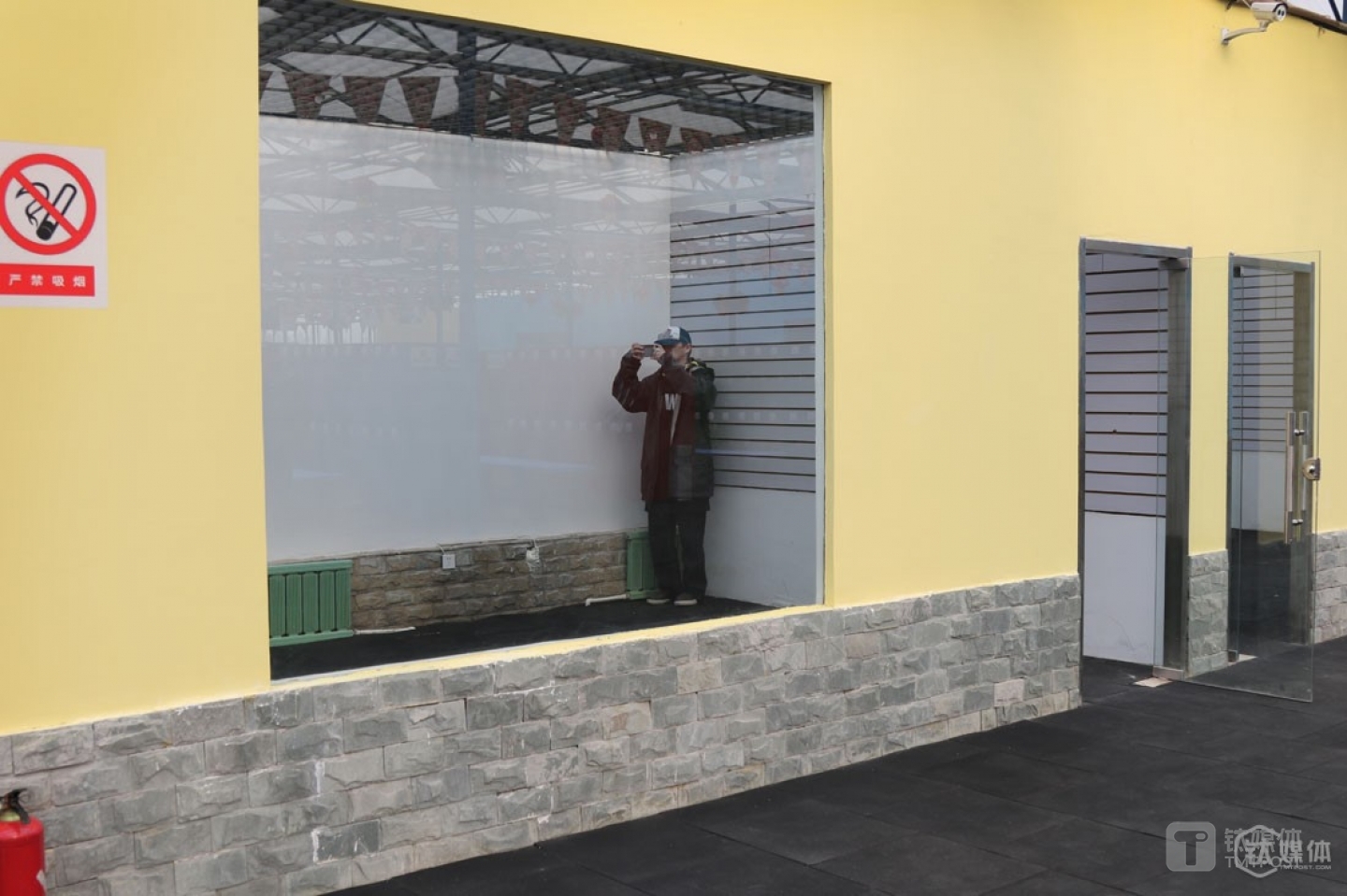 Mr. Ball rented two more stores. According to him, Skiing Assistant already had over 12 offline stores around both ski resorts and business centers. These offline stores can not only diversify its cash flow but also add to its online traffic.