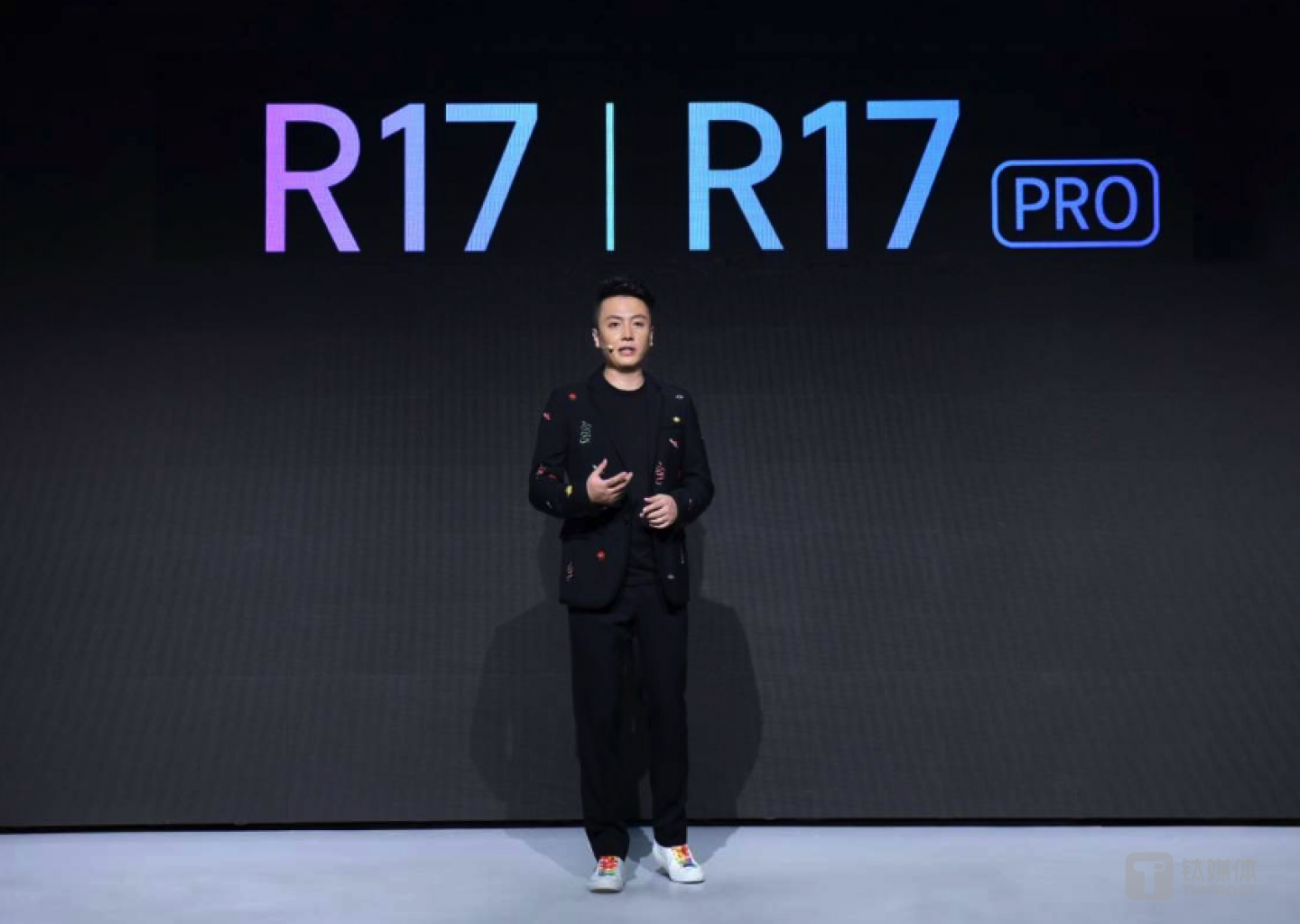 OPPO助理副总裁、中国大陆市场营销负责人沈义人发布R17系列新品