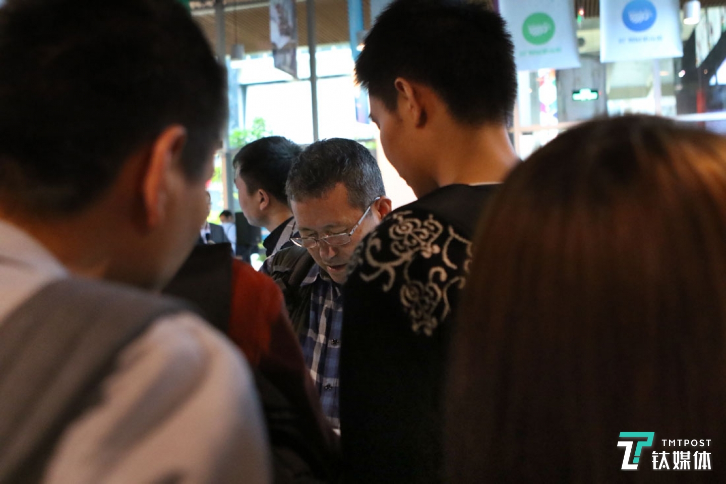 每次分享結(jié)束，曾德鈞總會(huì)被臺(tái)下的年輕人團(tuán)團(tuán)圍住，加微信的要電話的，問(wèn)問(wèn)題的，求幫助的，他都會(huì)認(rèn)真對(duì)待。曾德鈞還有個(gè)特點(diǎn)，每次有陌生人加自己微信，他都會(huì)主動(dòng)打招呼，這讓一些人感到很意外，&ldquo;人家憑什么要支持我？我從來(lái)不覺(jué)得自己有什么了不起，在行業(yè)里，大家的認(rèn)同和尊重都來(lái)自點(diǎn)點(diǎn)滴滴。&rdquo;