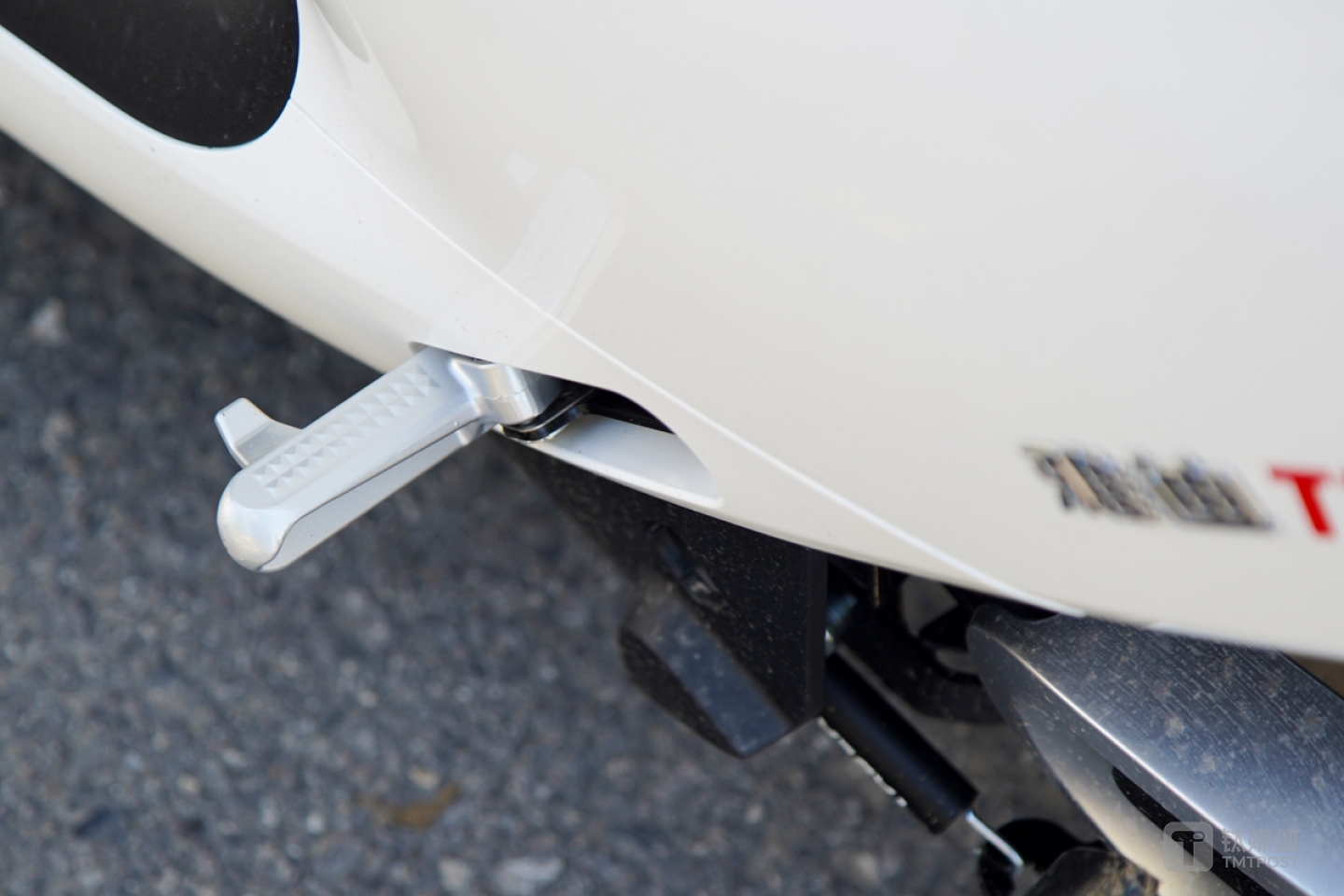 侧面还备有脚蹬