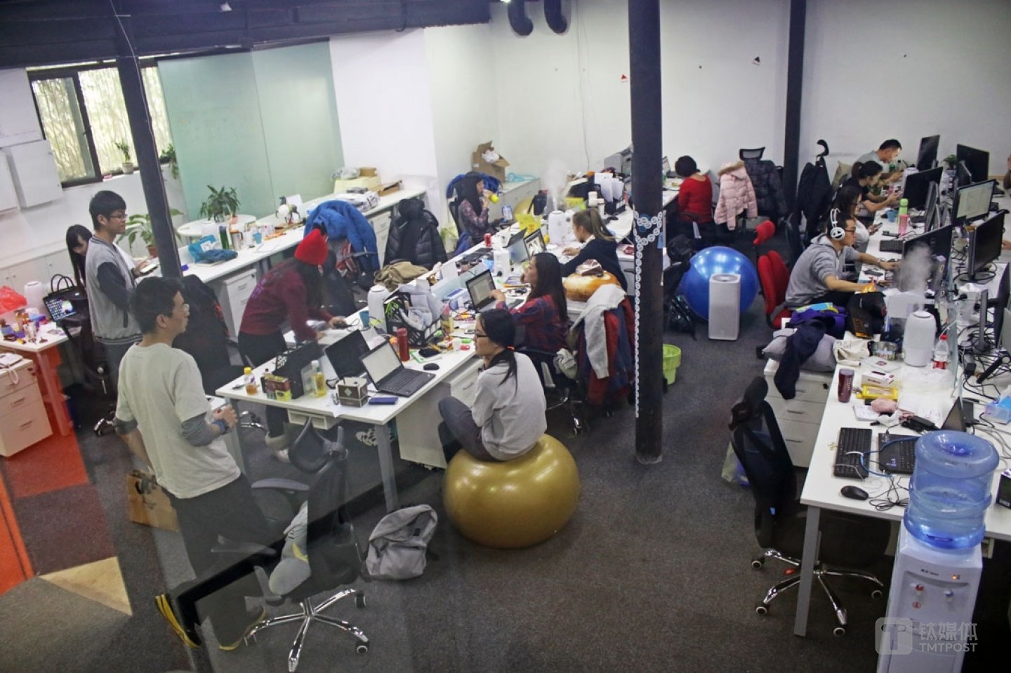 市场和运营团队的人都来自雪圈,一到雪季,他们每个周末都去雪场。“现在招人压力有点大,只能在滑雪圈找有互联网经验的人,很难把有互联网经验的人培养成滑雪爱好者。”球叔说,雪季11月开始,他们8月就要做准备,直到3月雪季结束。