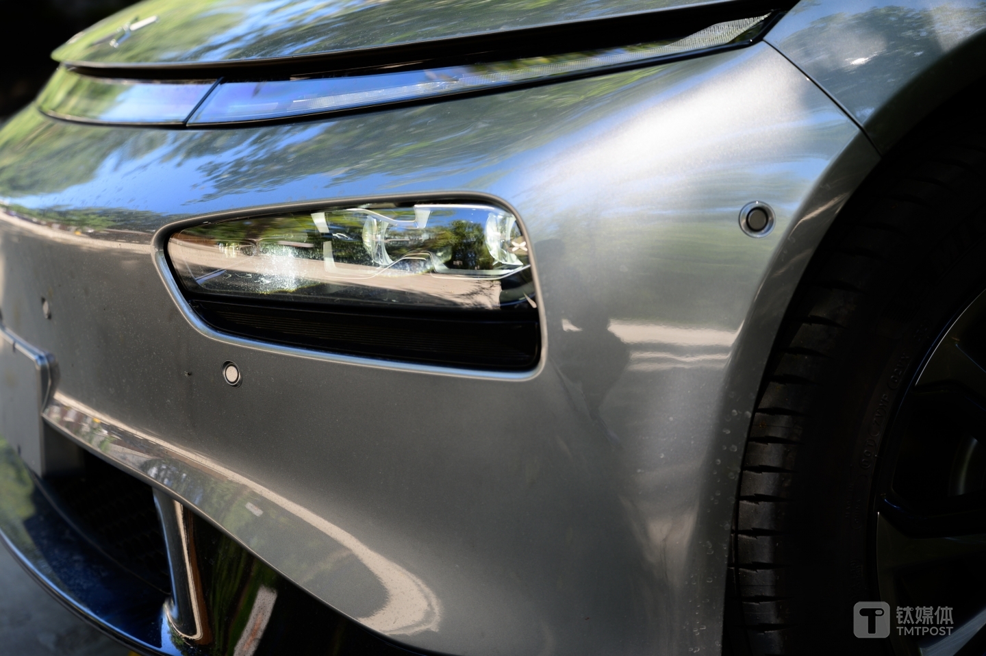 可以看到车身布置的雷达感应器