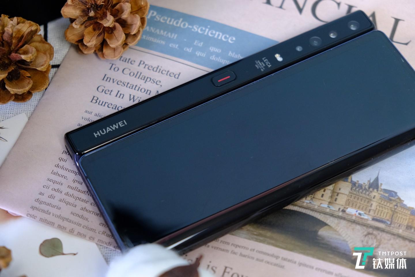 按下红色按钮即可展开Mate X