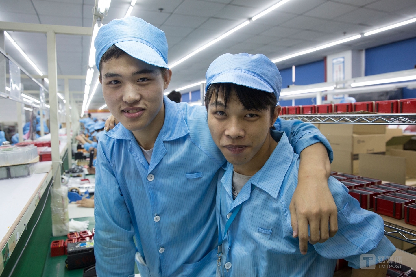 张全蛋们。深圳OEM电子工厂流水线上的95后。