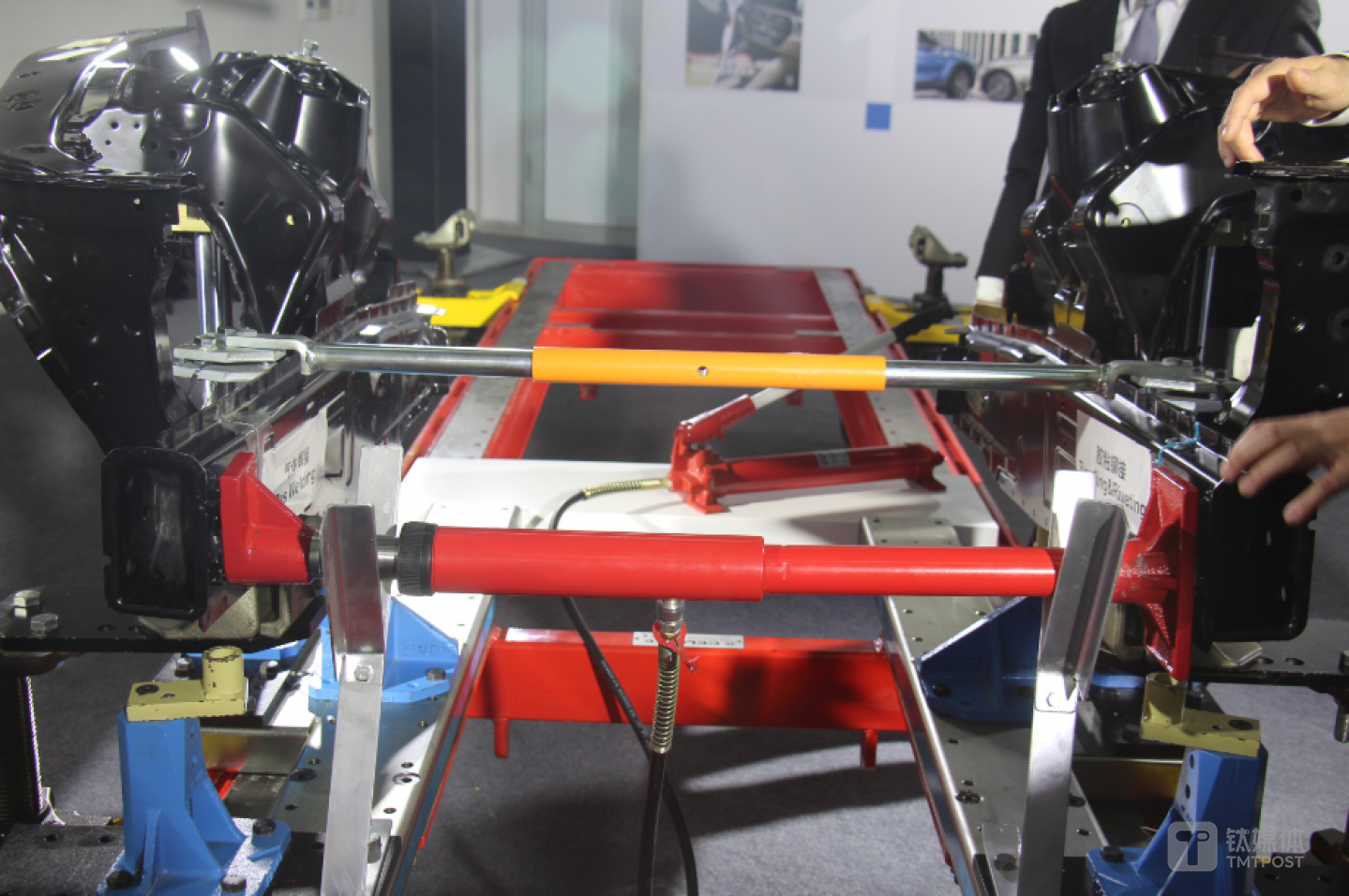 同样力度挤压左右两侧，左侧为气焊，右侧为胶粘铆接