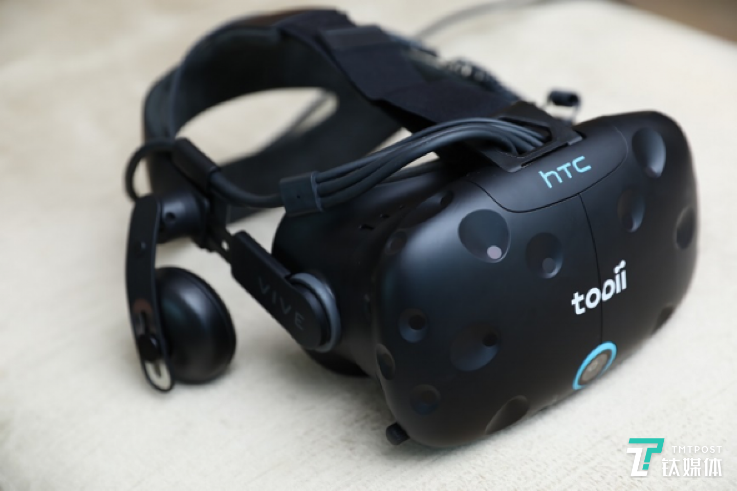 图二：内嵌Tobii眼球追踪模组的HTC Vive头显