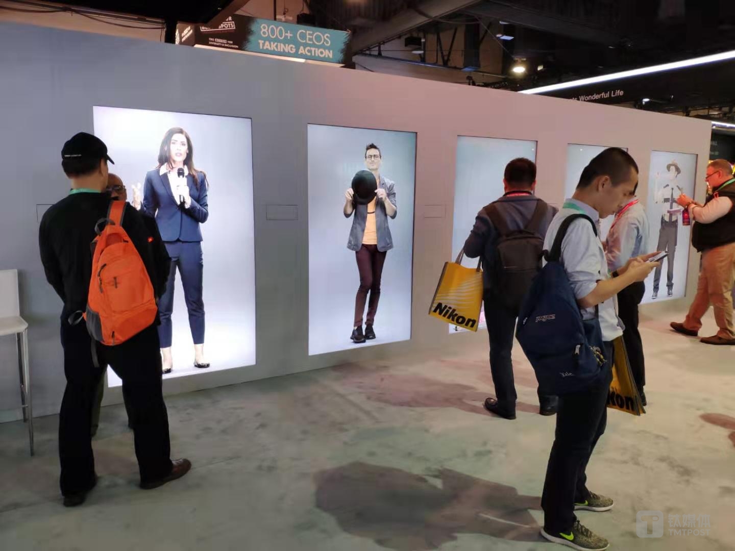 NEON&ldquo;人工智人&rdquo;在 2020 CES现场的展示，钛媒体编辑曹天鹏拍摄