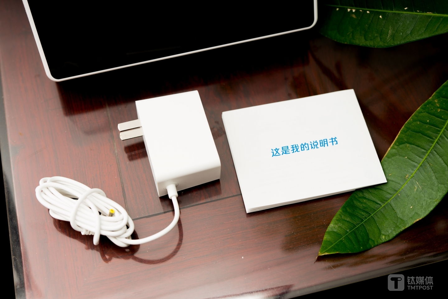 腾讯叮当 AI视听屏自带2600mAh电池，可以拔电使用
