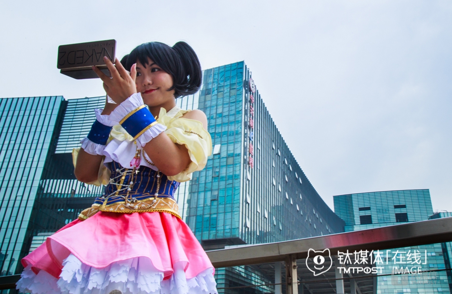 Yaotong was posing for a photograph album in the above picture. “The comic world has already become quite segmented: from photographers to cosmeticians, from costume designers to prop masters, and even micro-film producers,” Yaotong explained. She saw an opportunity and chose to build a social platform for cosers to interact with each other. “There isn’t a comprehensive platform in the Chinese comic world to unite cosers together,” Yaotong explained why she decided to build a platform focusing on exchanging cosplay techniques, incubating innovation and making full use of resources.