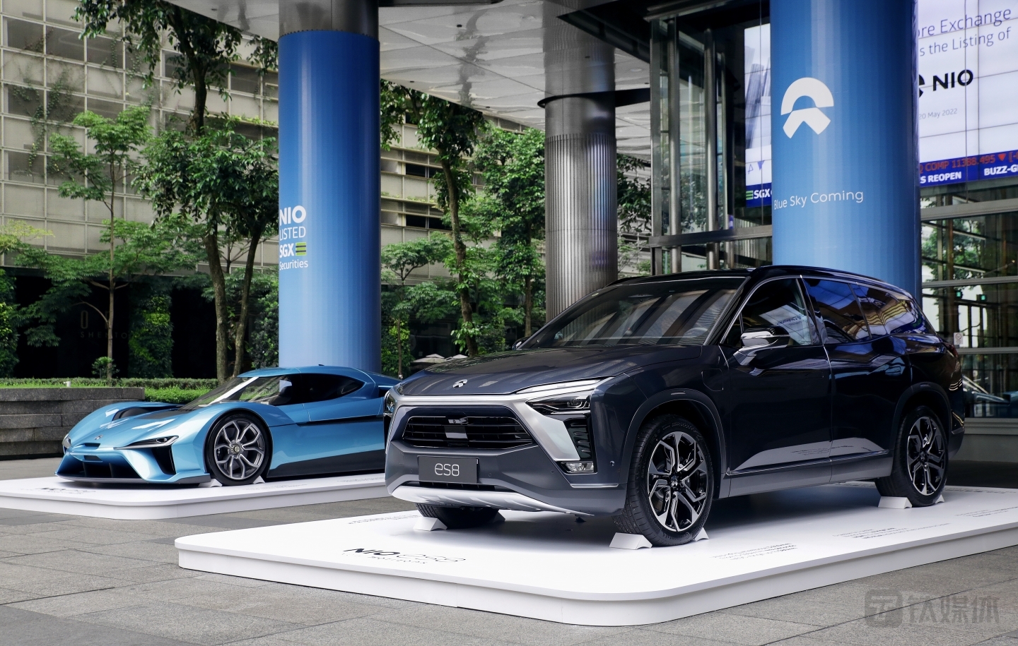 蔚来最具代表性的两款车型出现在新加坡交易所门前（图片来源：蔚来）