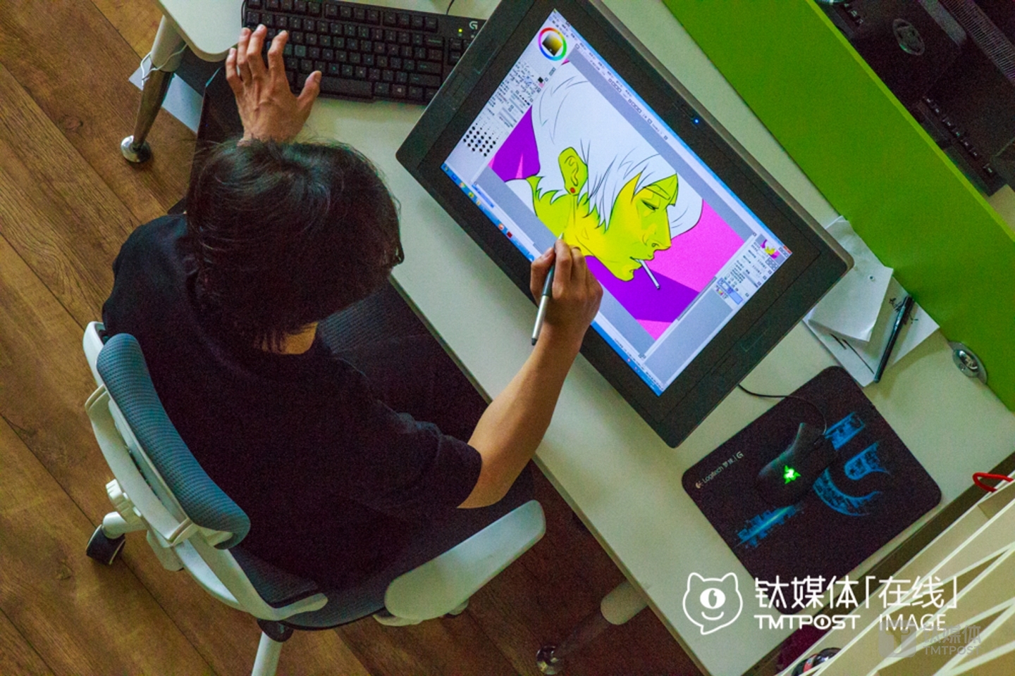 Cartoonist Nacha was drawing in the above picture. He started drawing mostly illustrations, but now he mainly drew for comic films. “Demand exceeds supply in comic film sector,” he explained. “When I first came to know the ACG world, cartoons were showing more positive stuffs than negative ones,” he recalled. When he looked back, he still liked ACG in the past, and as his experiences accumulated, he began to gradually get rid of comic features in his works, since he started to believe that good ACG works should be closer to the real life.