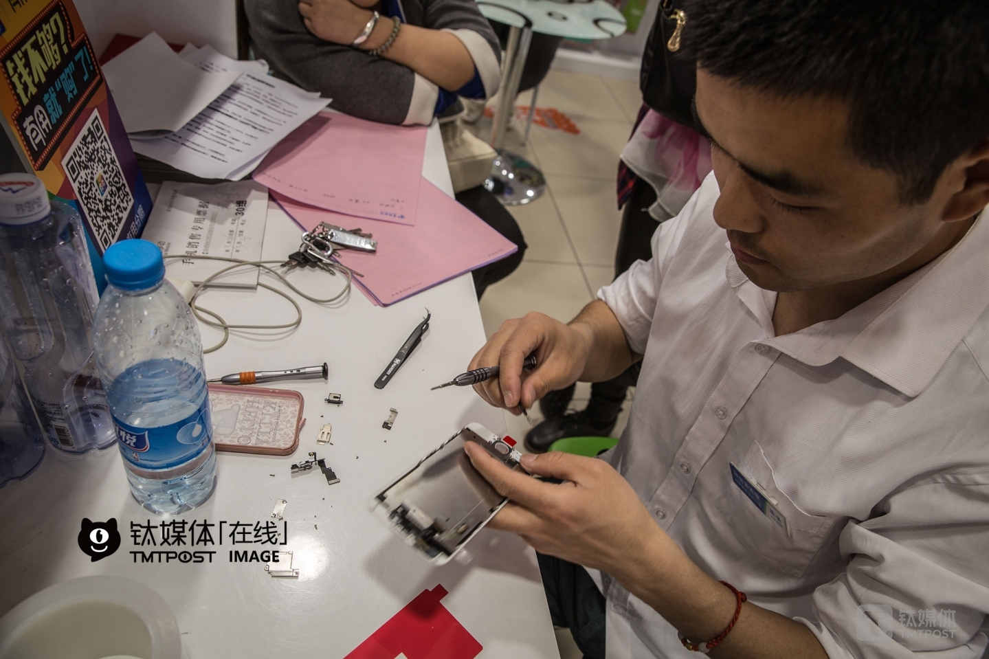 It was 7:40 PM. Ynag Wei, sales manager of the store, was changing the iPhone screen for a customer. He changed screens for two iPhones today.