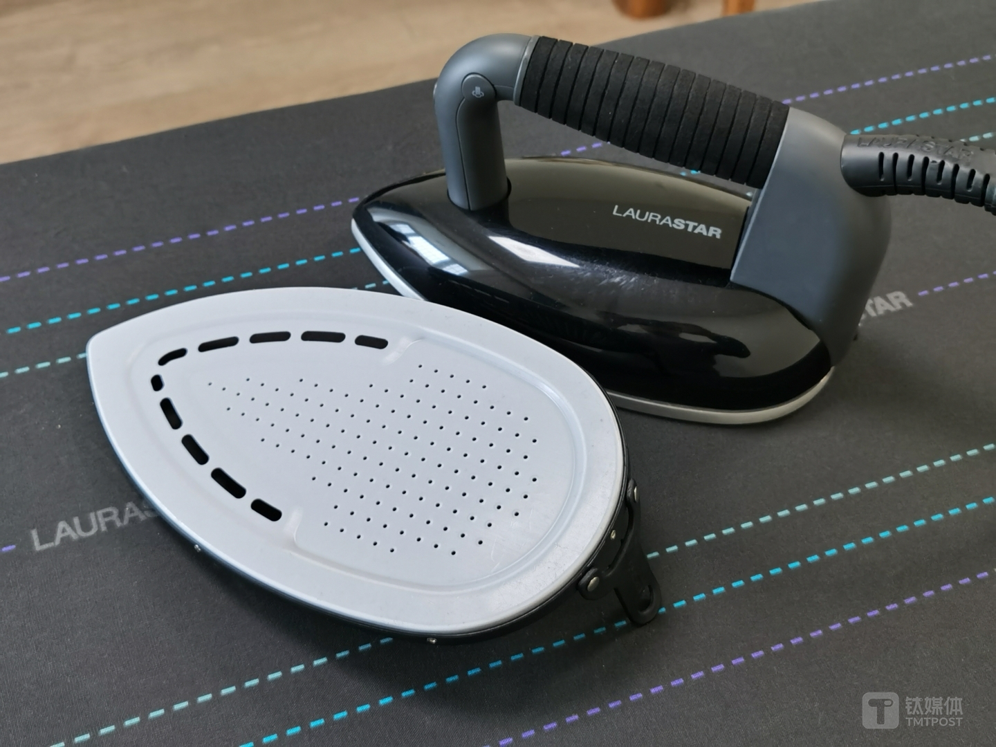 智能熨斗和可以套上的活动底板