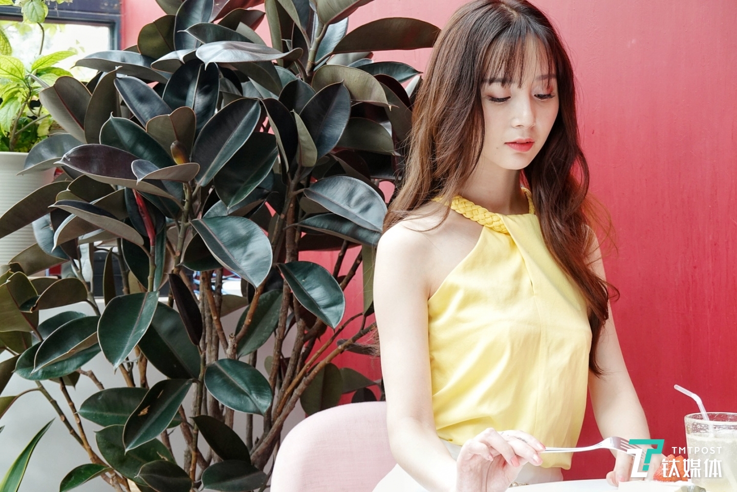 索尼黑卡RX100M6搭载约2010万有效像素1英寸Exmor RS CMOS传感器