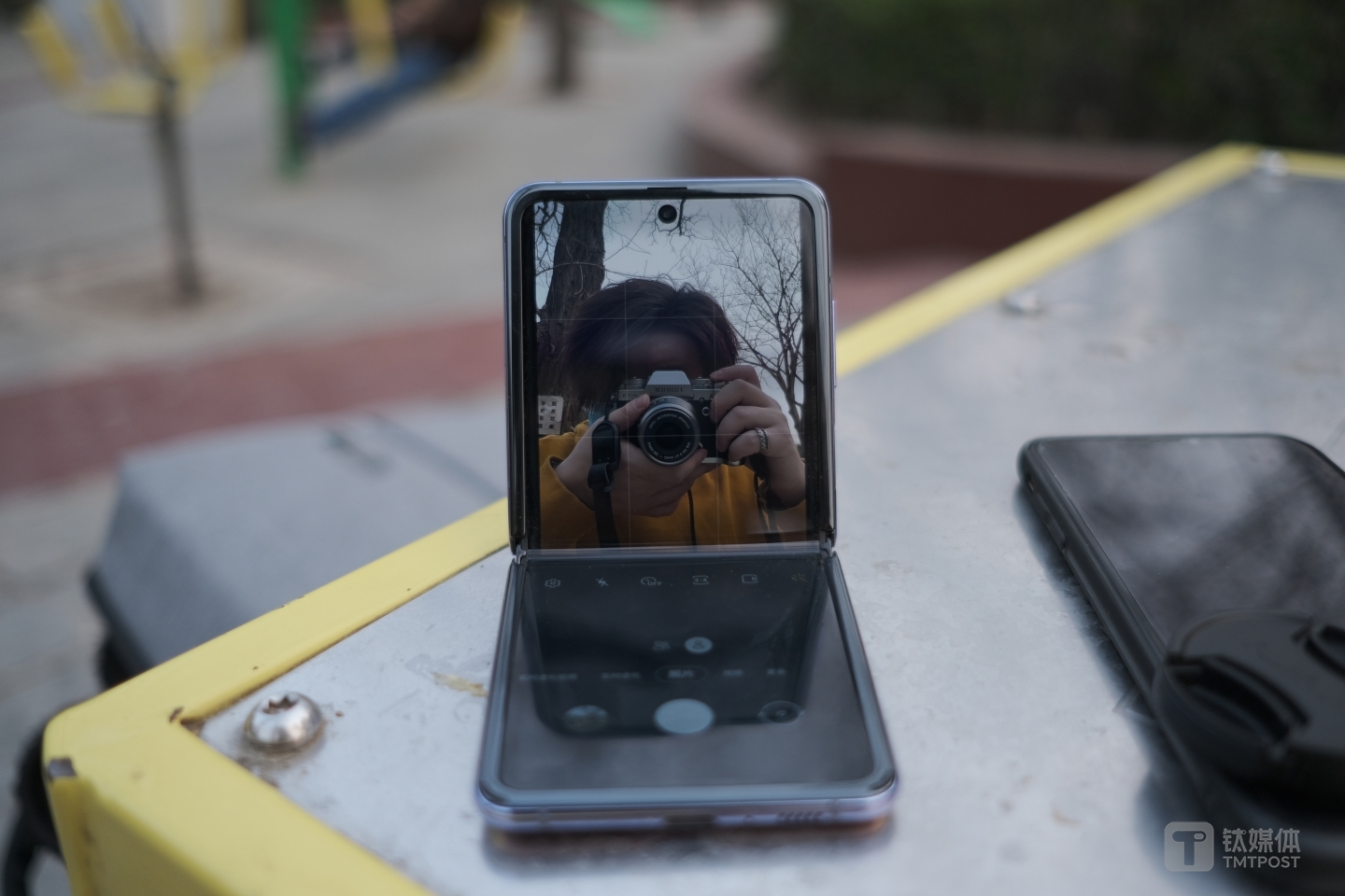 半折叠，下半屏可以做底座