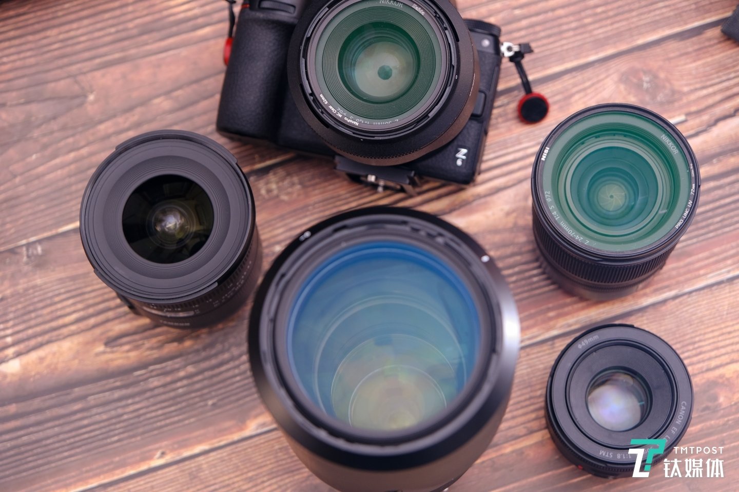 为了实现焦段变化,相机需要更换不同镜头