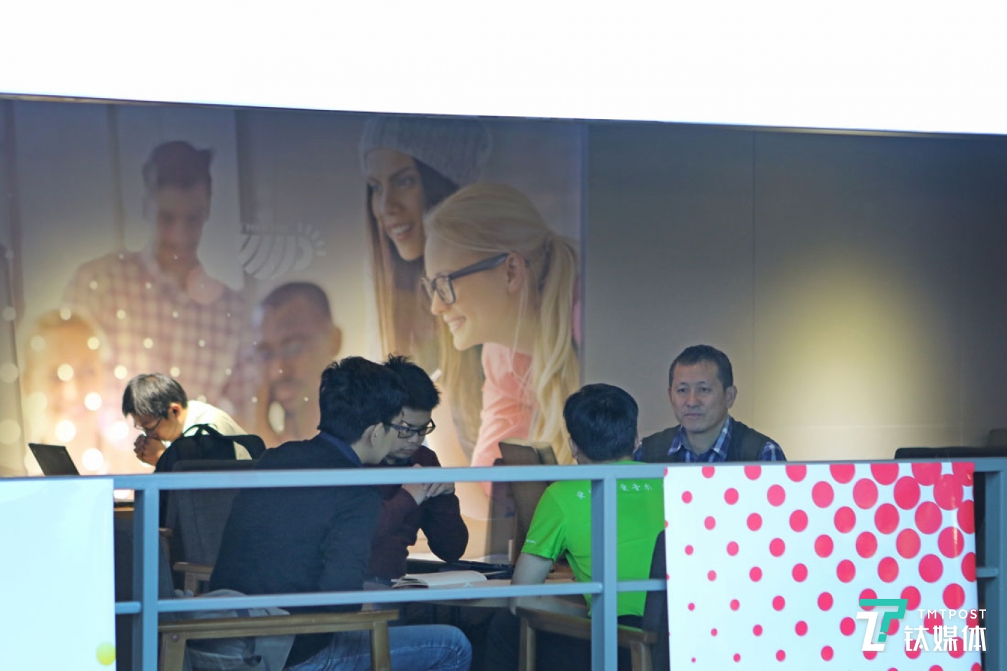 每次來(lái)到年輕人聚集的軟件園，曾德鈞都很興奮，&ldquo;看到這些很有活力的年輕人，我覺(jué)得自己也很有激情，有力量，因?yàn)槲乙灿幸活w火熱的心，他們的思想可以為我充電。&rdquo;