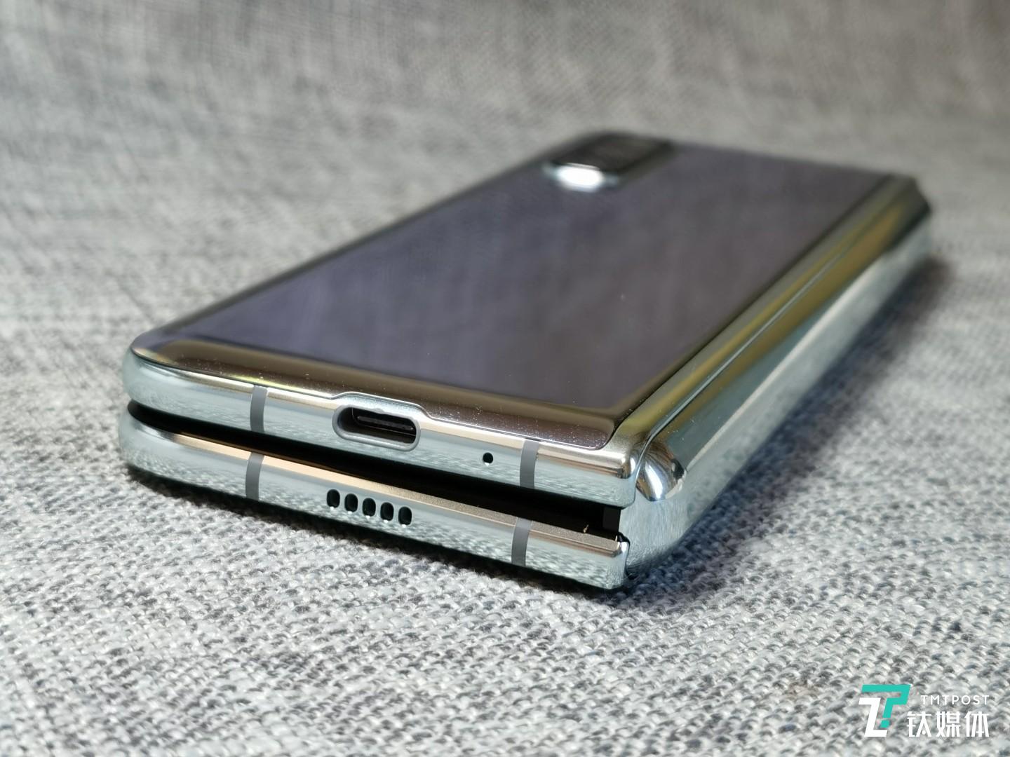 折叠后转角有一定空隙保持