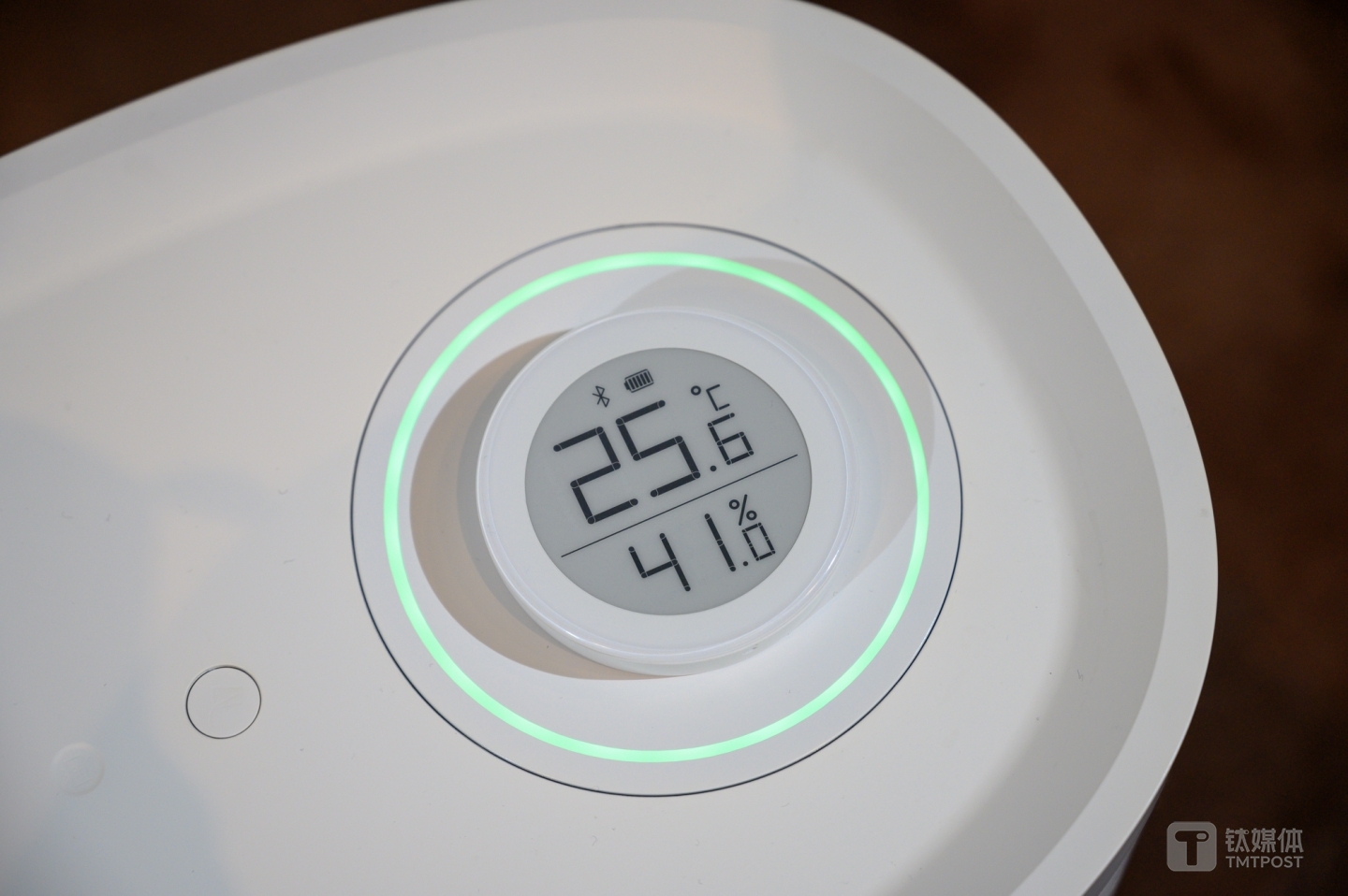 顶部的分离式温湿度测量仪