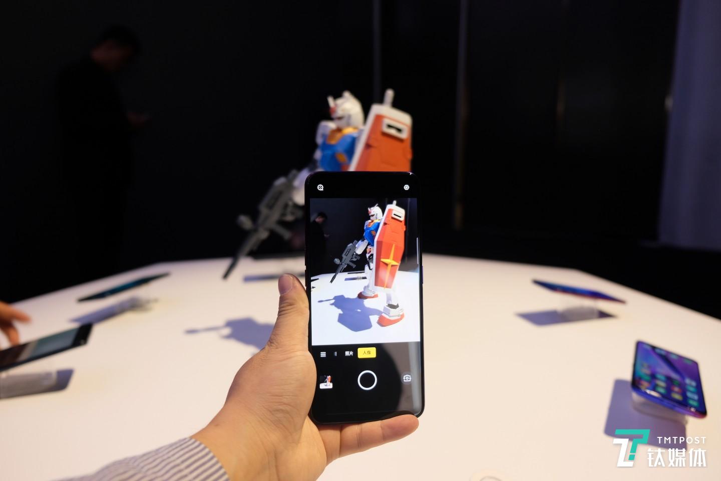 摄像模组采用了后置 2000 万像素+IMX519 感光元件