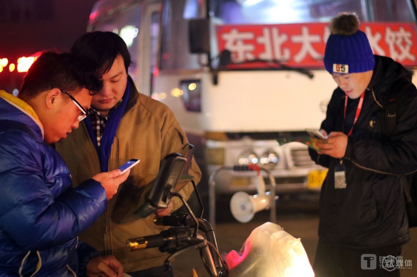 Since this area is located outside of the fifth ring of Beijing, except for a few white-collar workers, most passers-by were middle-aged residents who knew little of the Internet. &ldquo;It&rsquo;s freezing cold outside, so few passers-by were willing to stop for too much time, especially so if users are supposed to do so many things to get the reward,&rdquo; said Mr. Yang. There are quite a bunch of places similar to Shuangjing in Beijing, where Mr. Yang and his partners might have to explain at great length what products they were promoting, how to get the reward. &ldquo;Few people believed that they could get the reward for free and thought that we were lying,&rdquo; he added.