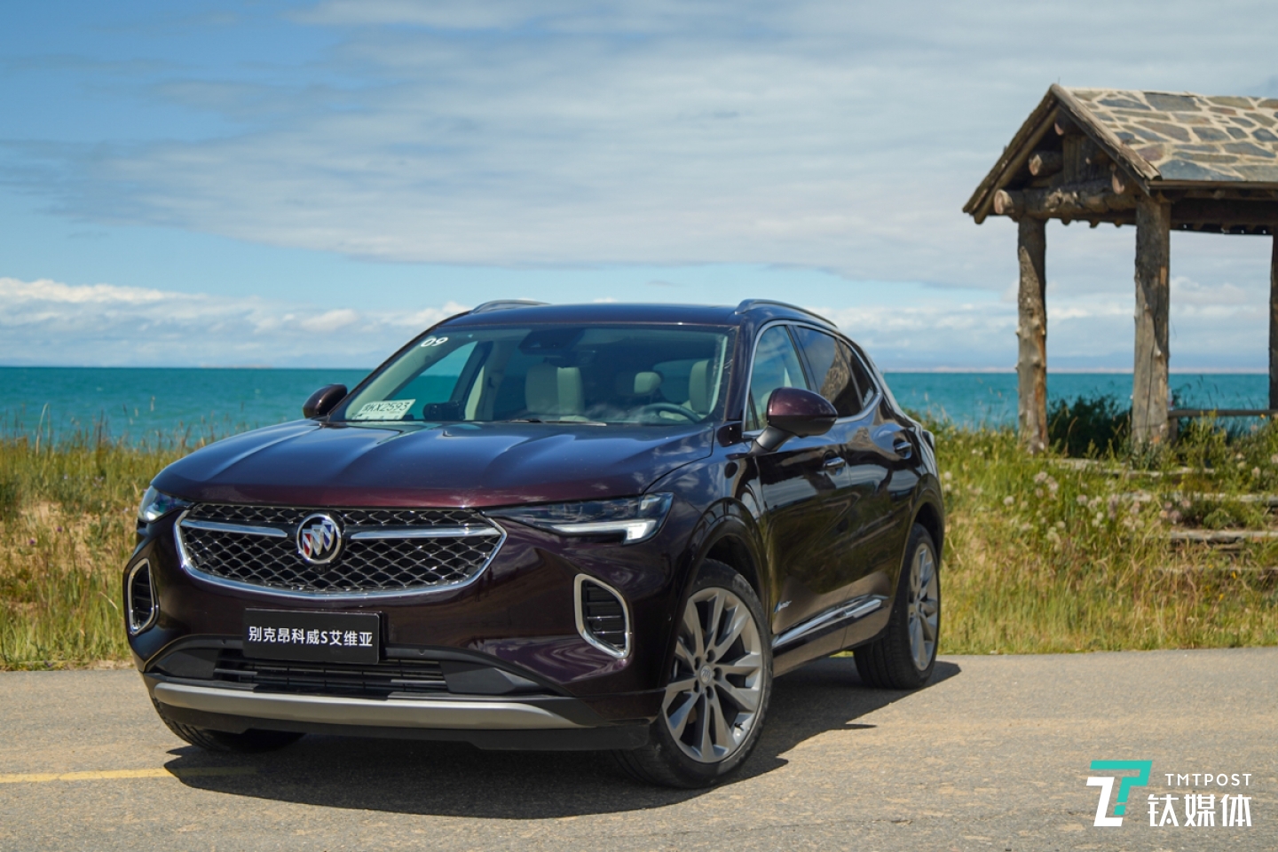 贯穿式飞翼格栅和展翼型LED日间行车灯