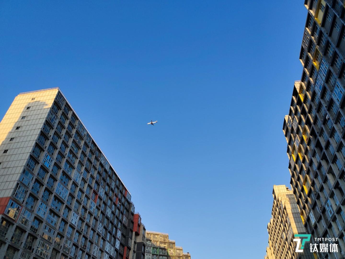 焦距:23mm 光圈:f/1.8 曝光时间:1/63 ISO:598