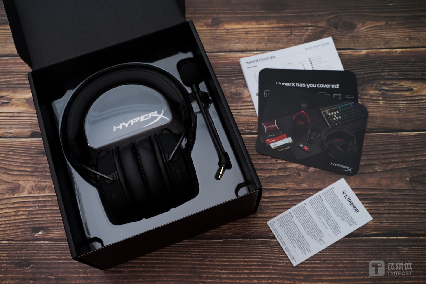 配备一个可拆卸的外置麦克风