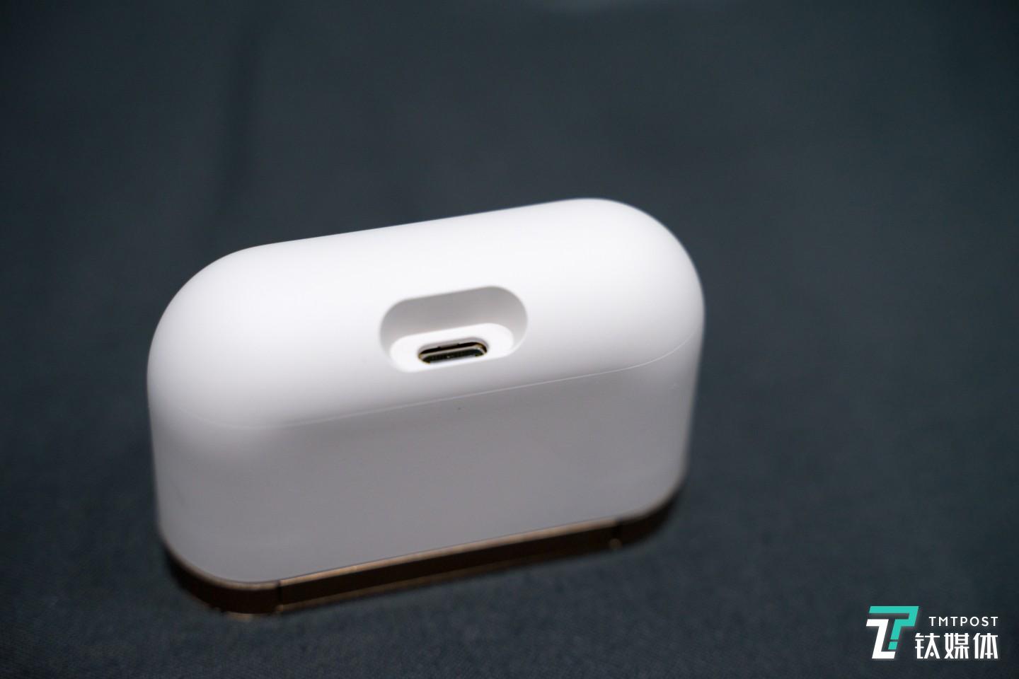 底部为充电接口