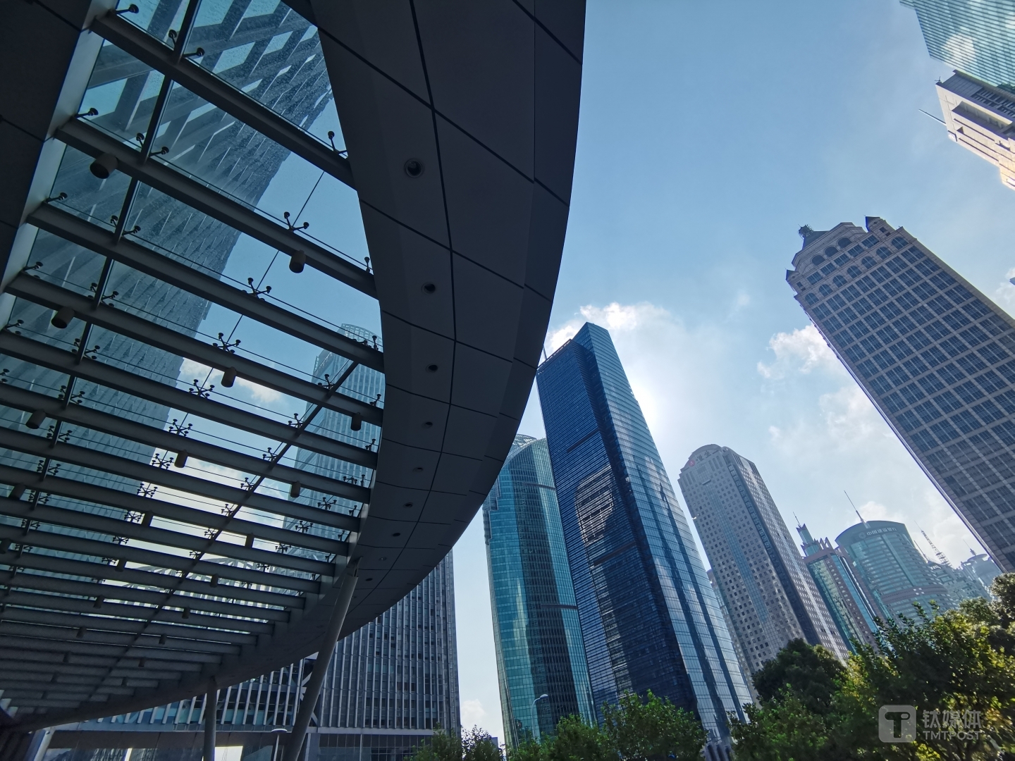 广角摄像头拍摄样张，颜色和暗部细节处理十分不错