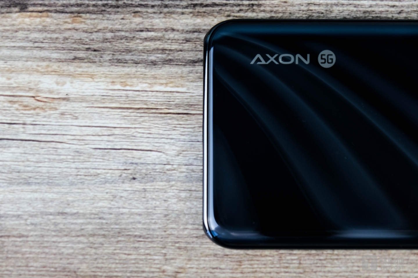 Axon 20 5G背面