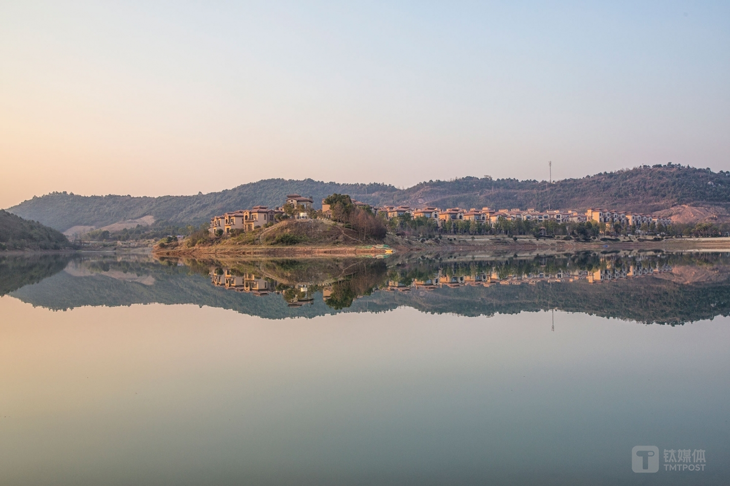 湖光墅影。湖南长沙，依山傍水的别墅区。
