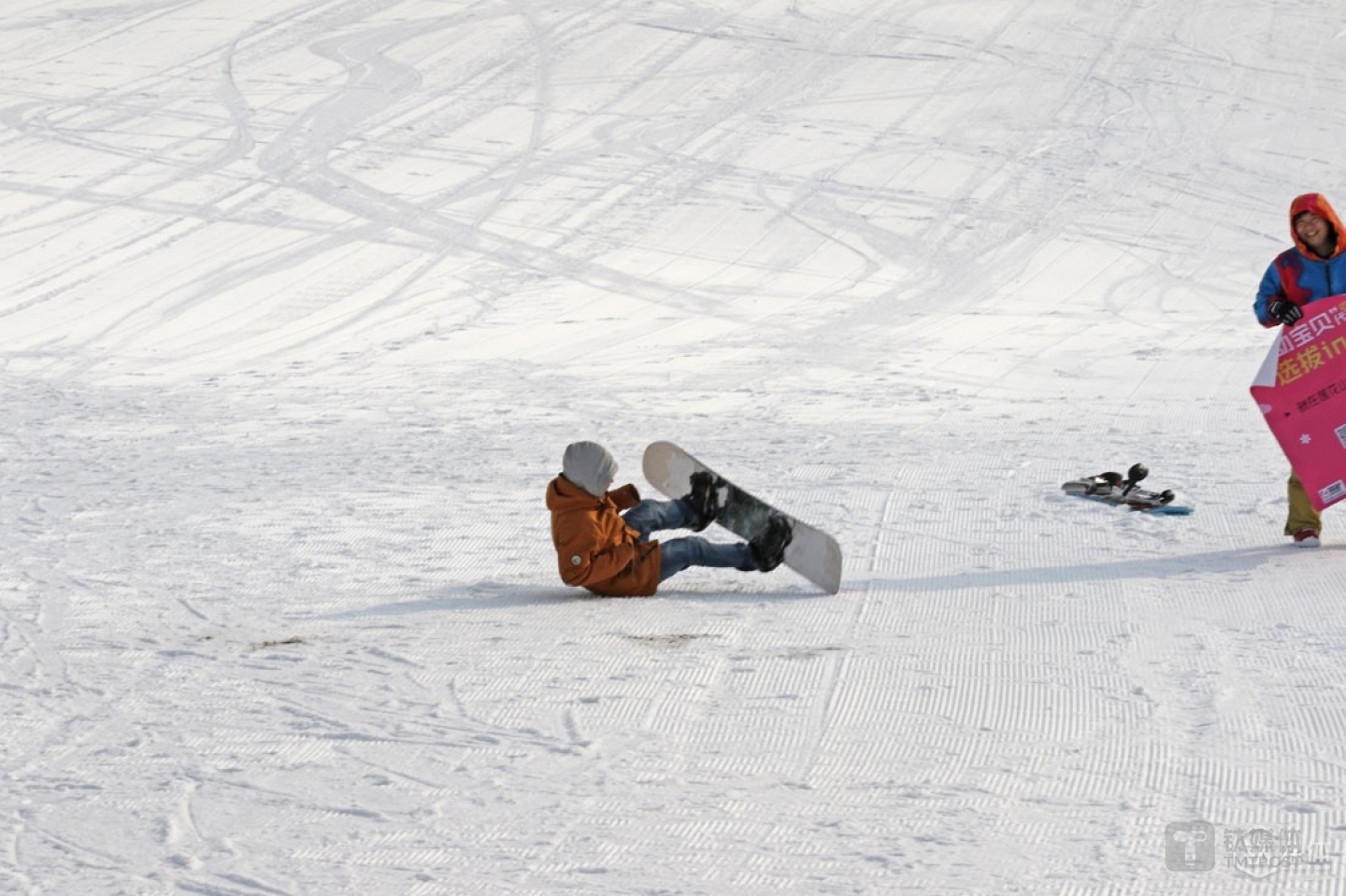 Some employees took the opportunity and skied for fun. &ldquo;Since good-looking girls preferred single board skiing, it will be easier to make girlfriends when you are good at it,&rdquo; Mr. Ball explained, jokingly, why many skiers preferred to learn single board skiing. Although Mr. Ball couldn&rsquo;t ski that well on single boards, he was &ldquo;one of the top 1% skiers in China&rdquo;, as he told me with pride.