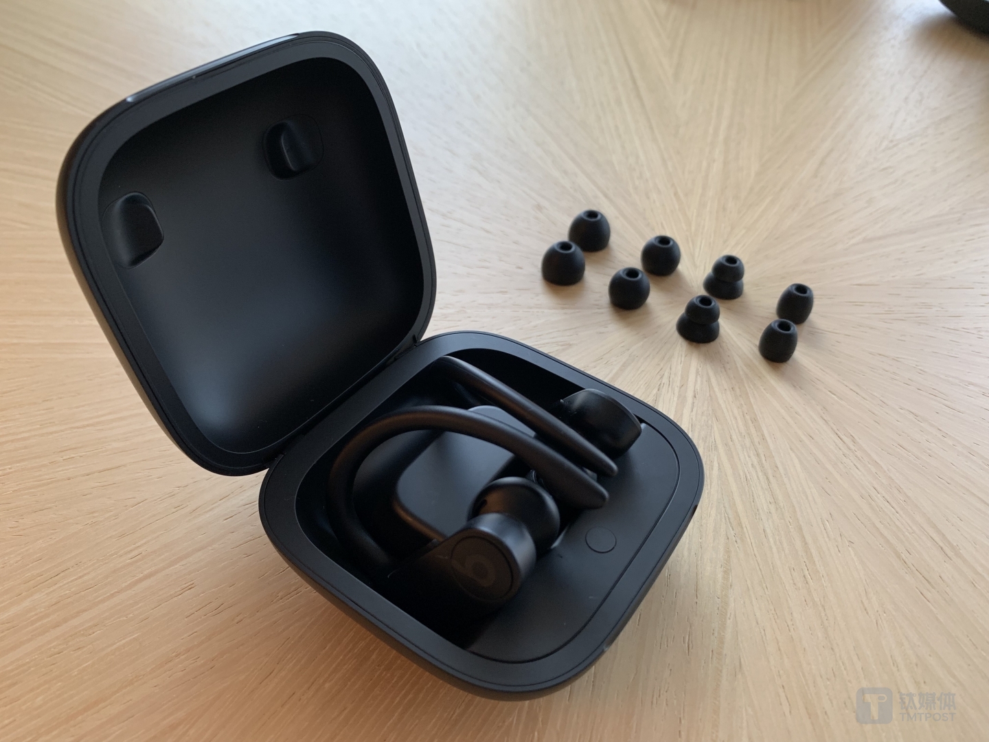 收纳充电盒与不同大小的耳塞