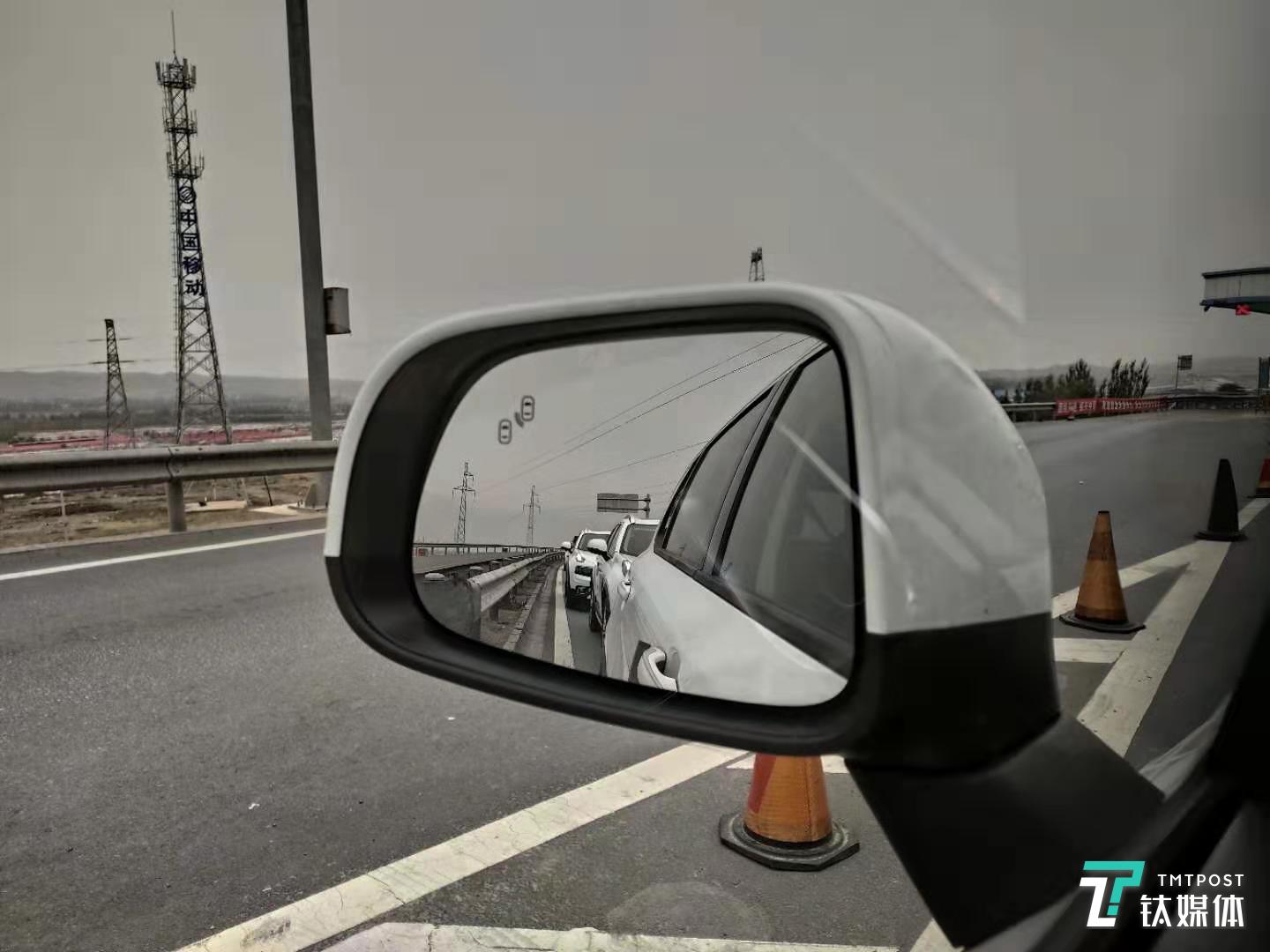 高速行驶抵达收费站