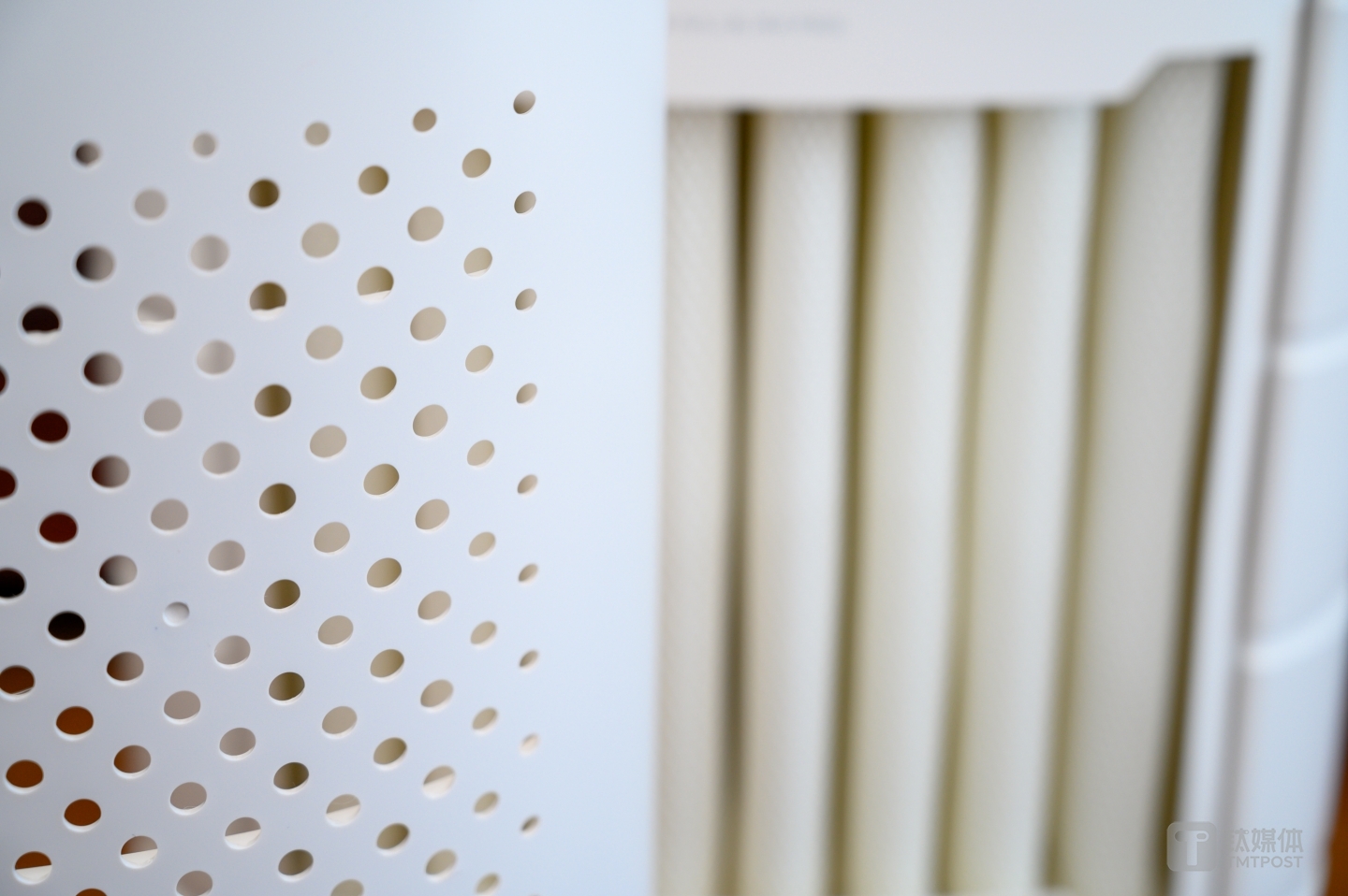 加湿后湿空气通过面板小孔散发出来