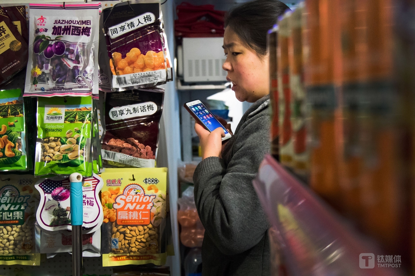一家生鲜O2O购物平台的客服打电话来询问前一天一名顾客的投诉，平台方了解清楚原因后表示，这个投诉跟张慧的店没有关系。&ldquo;昨天那单，本来是别家的店去送，但是那家没货，折腾了好一会把单调到我家，我们刚接到单没多久，顾客就取消了订单，说送货太慢。&rdquo;张慧的店目前主要跟两个平台合作，&ldquo;要求接单后2公里之内1小时以内送到，正常情况我们都会及时送到。&rdquo;