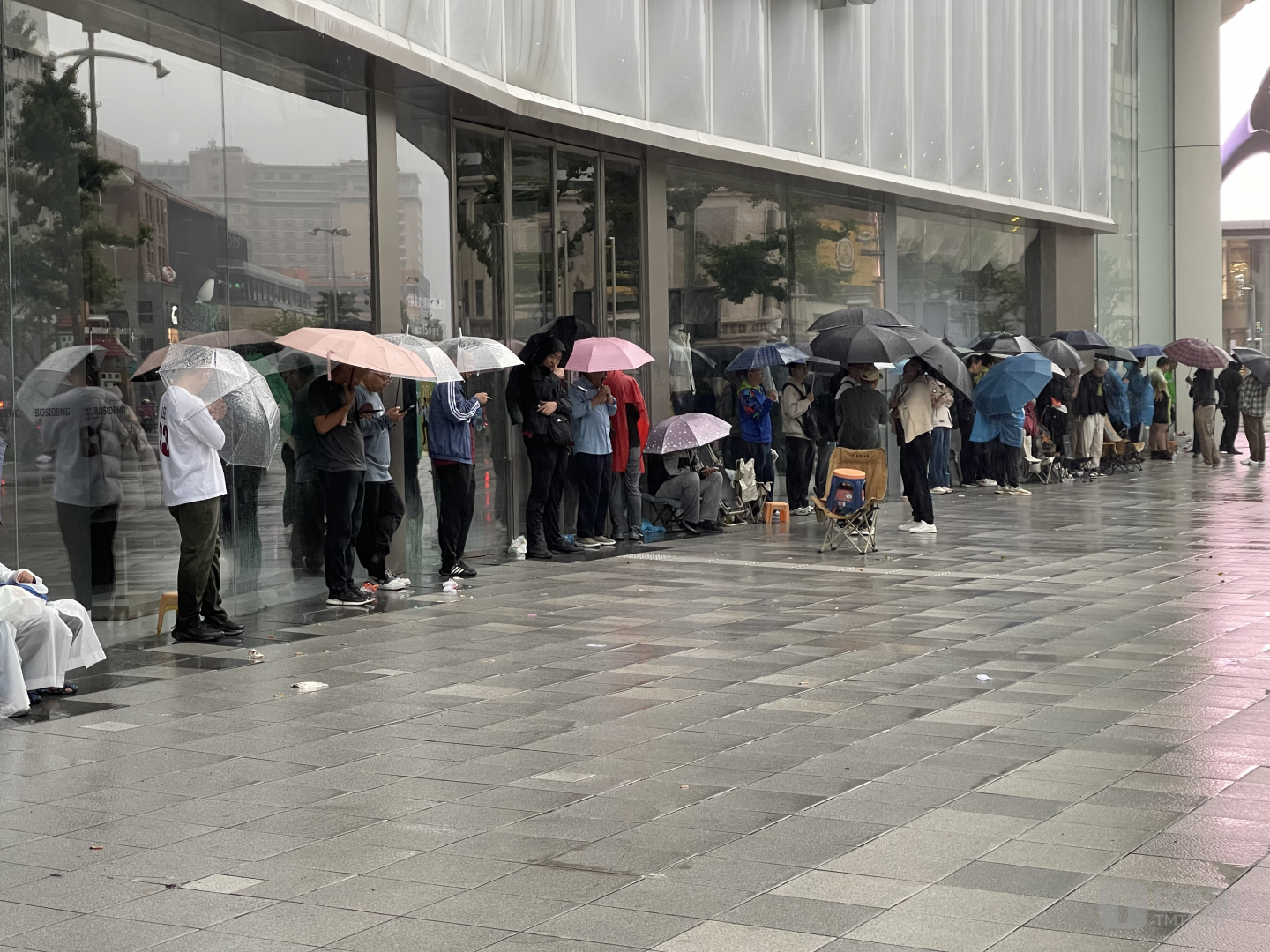 华为店门口熬夜淋雨排队的人，钛媒体APP拍摄