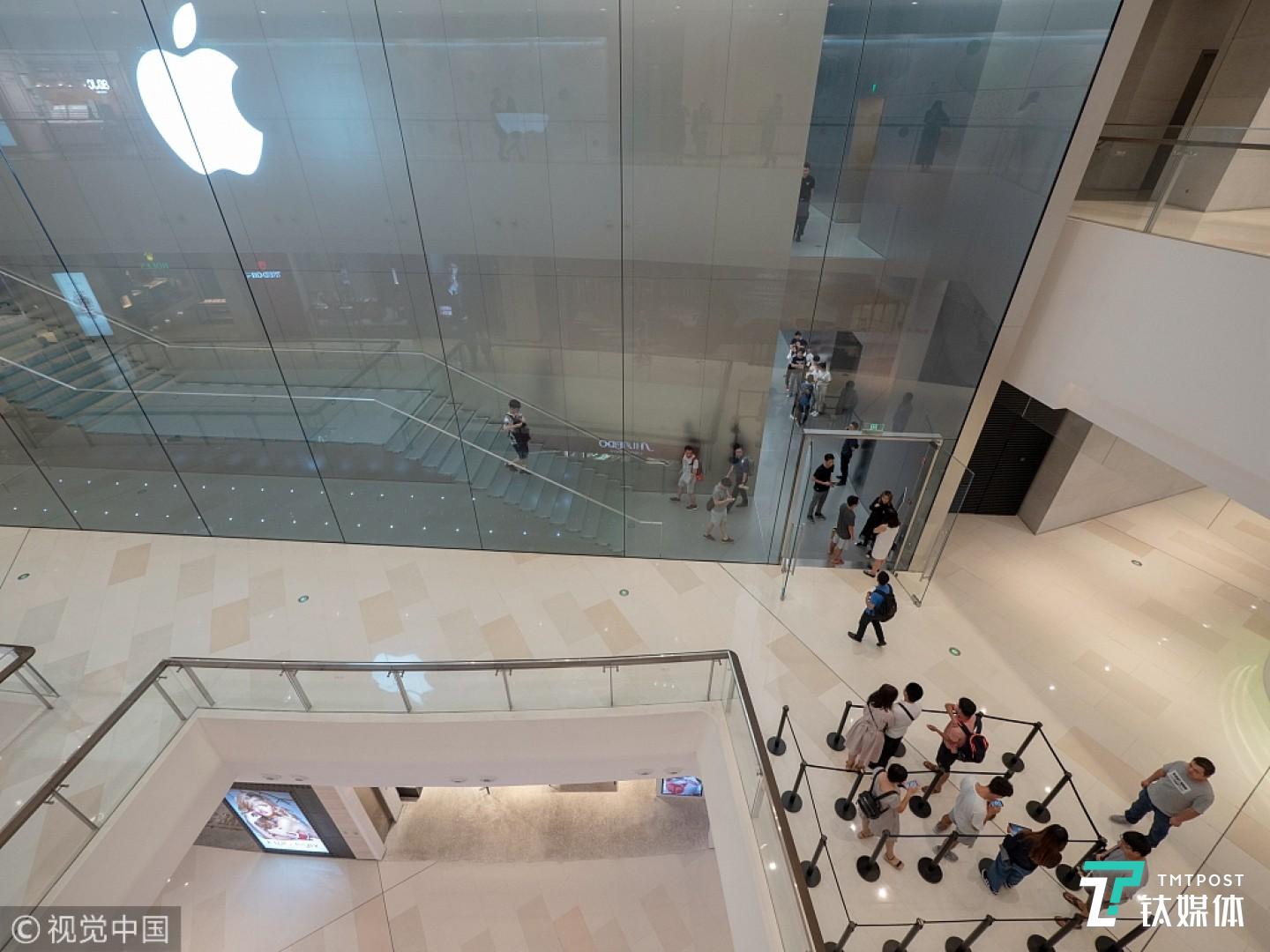 苹果直营店内顾客稀少，图片来源：视觉中国