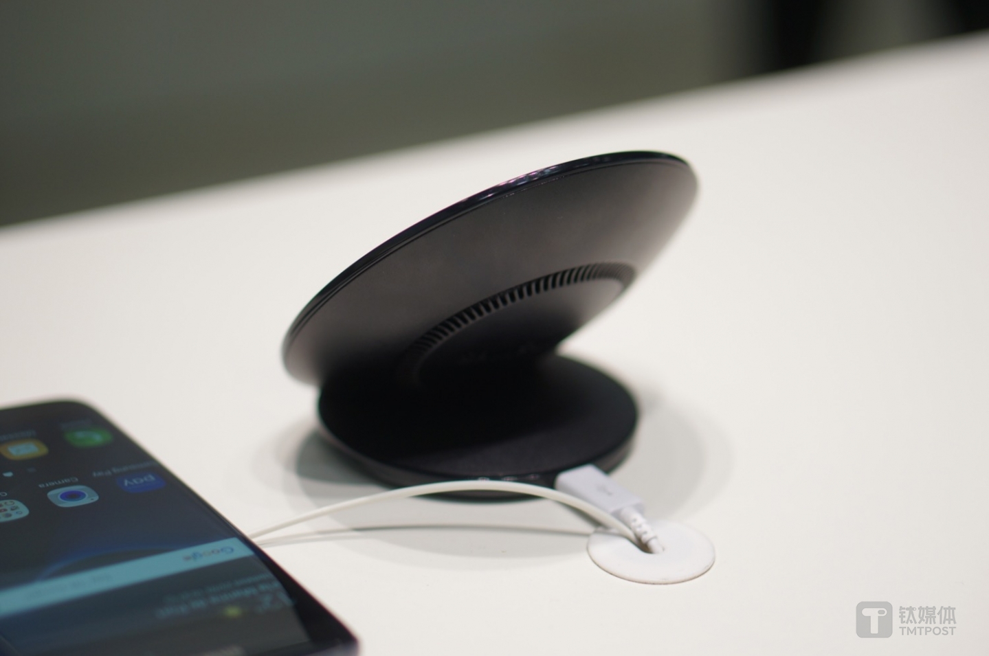 三星无线快充基座背后的散热孔