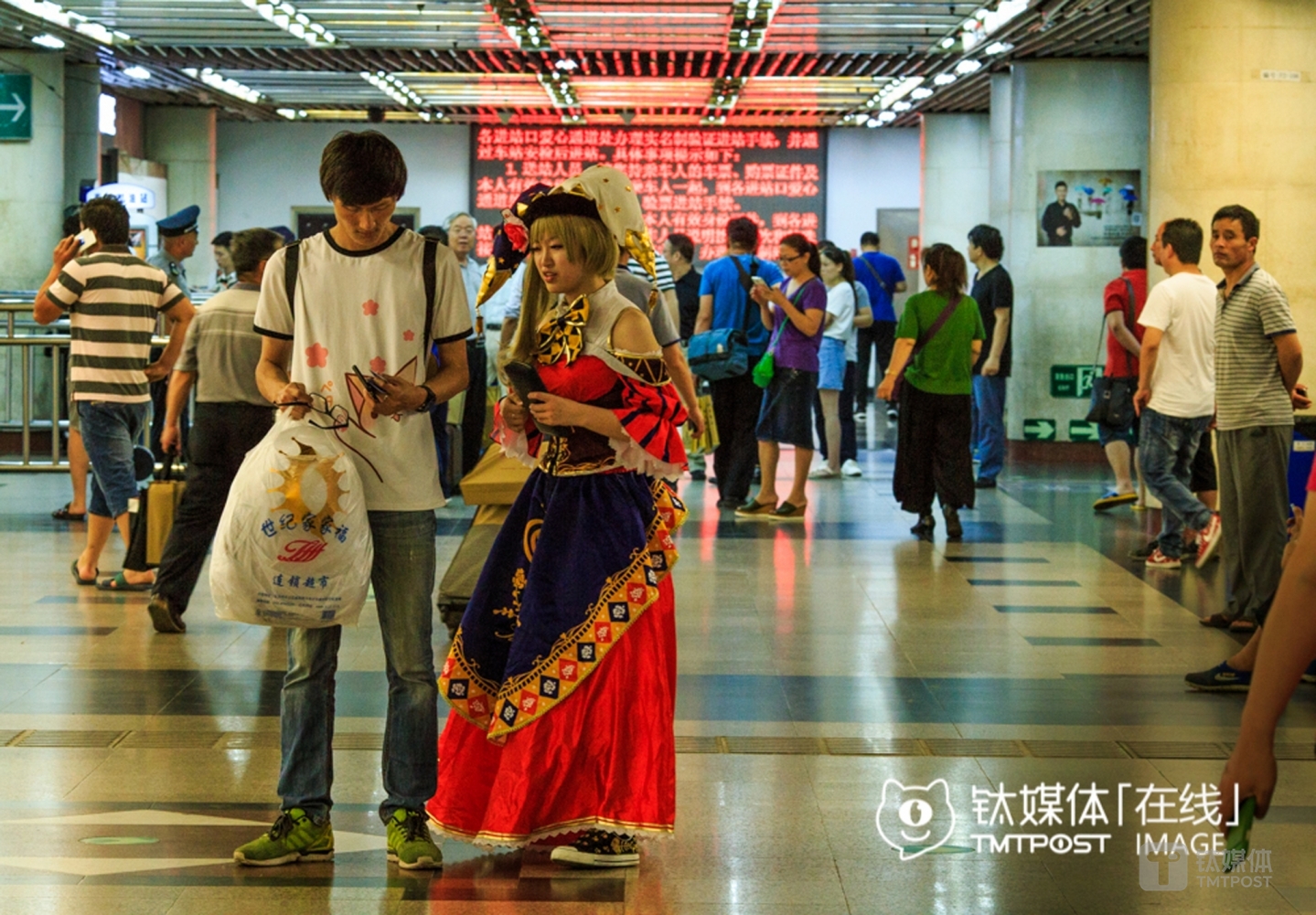 A coser who hadn’t had time to remove her makeup was heading for the subway with her boyfriend. However, they didn’t think they were quite different in the crowd.