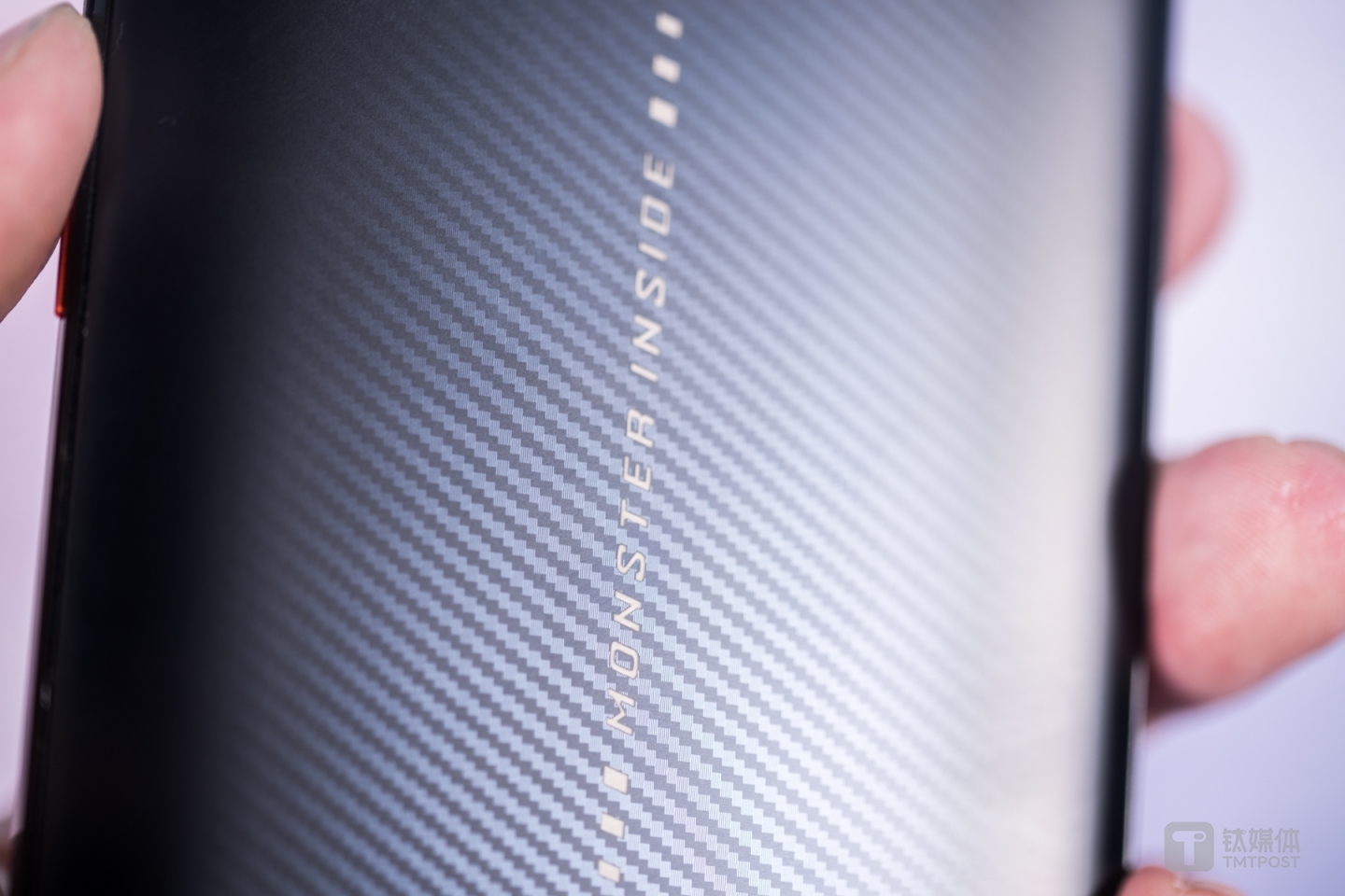 反光之下，还有细节的纹路设计